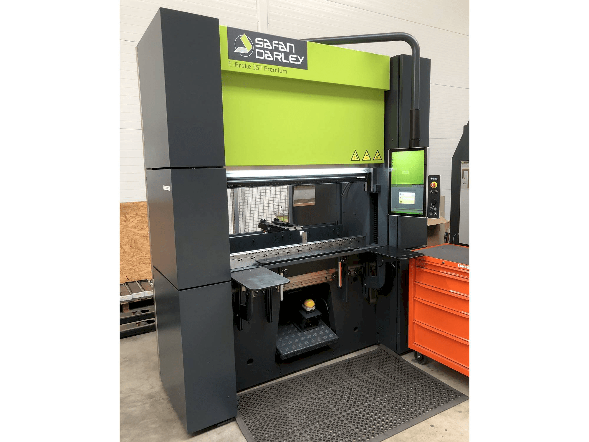 Frontansicht der Safan Darley E-Brake 35T Premium Maschine