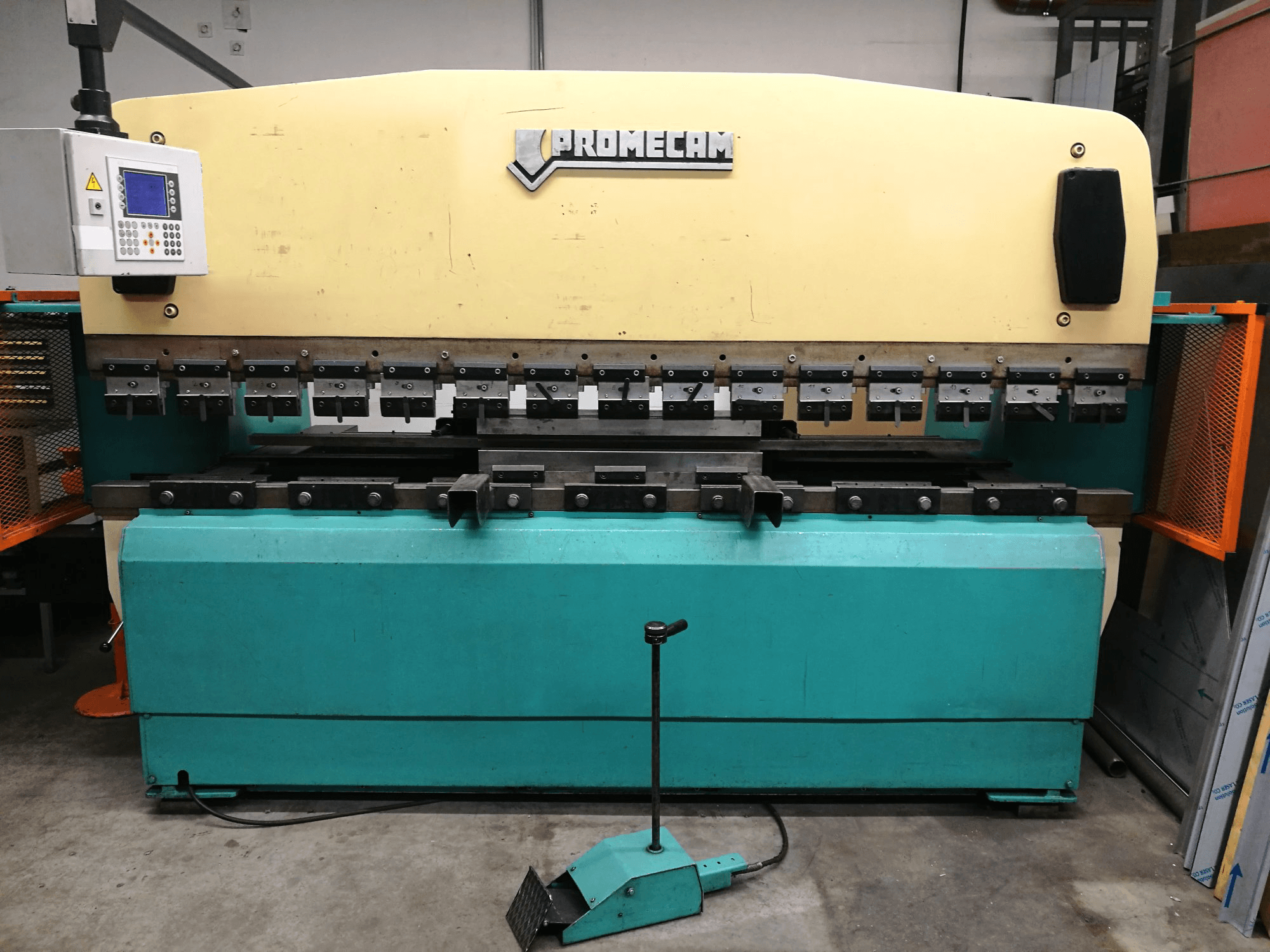 Frontansicht der PROMECAM RG-103 Maschine