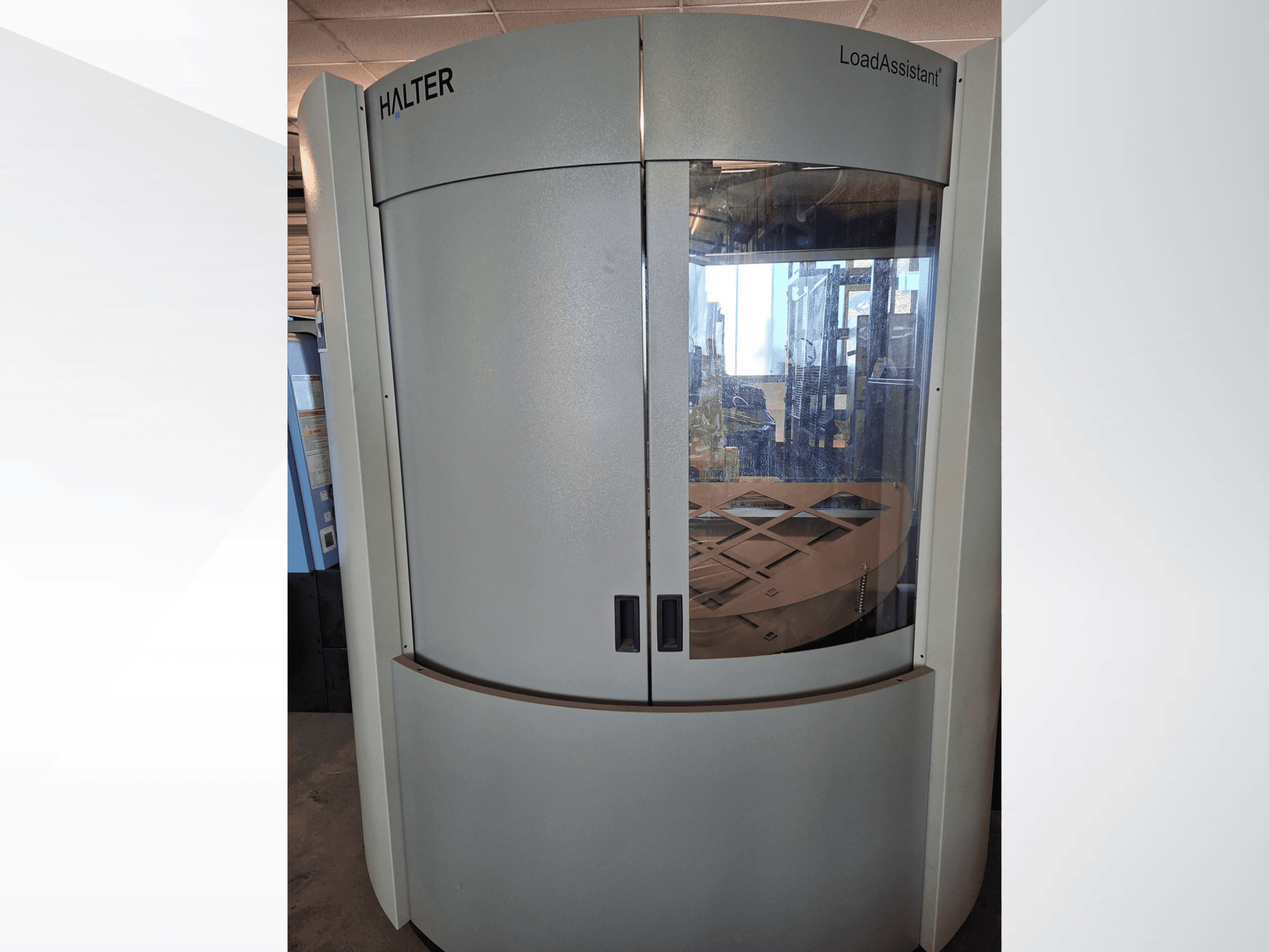 HALTER LoadAssistant Universal Big 70 Roboterarm, Vorderansicht, die ein schlankes Design mit transparenten Türen und einer inneren Ladeplattform zeigt.