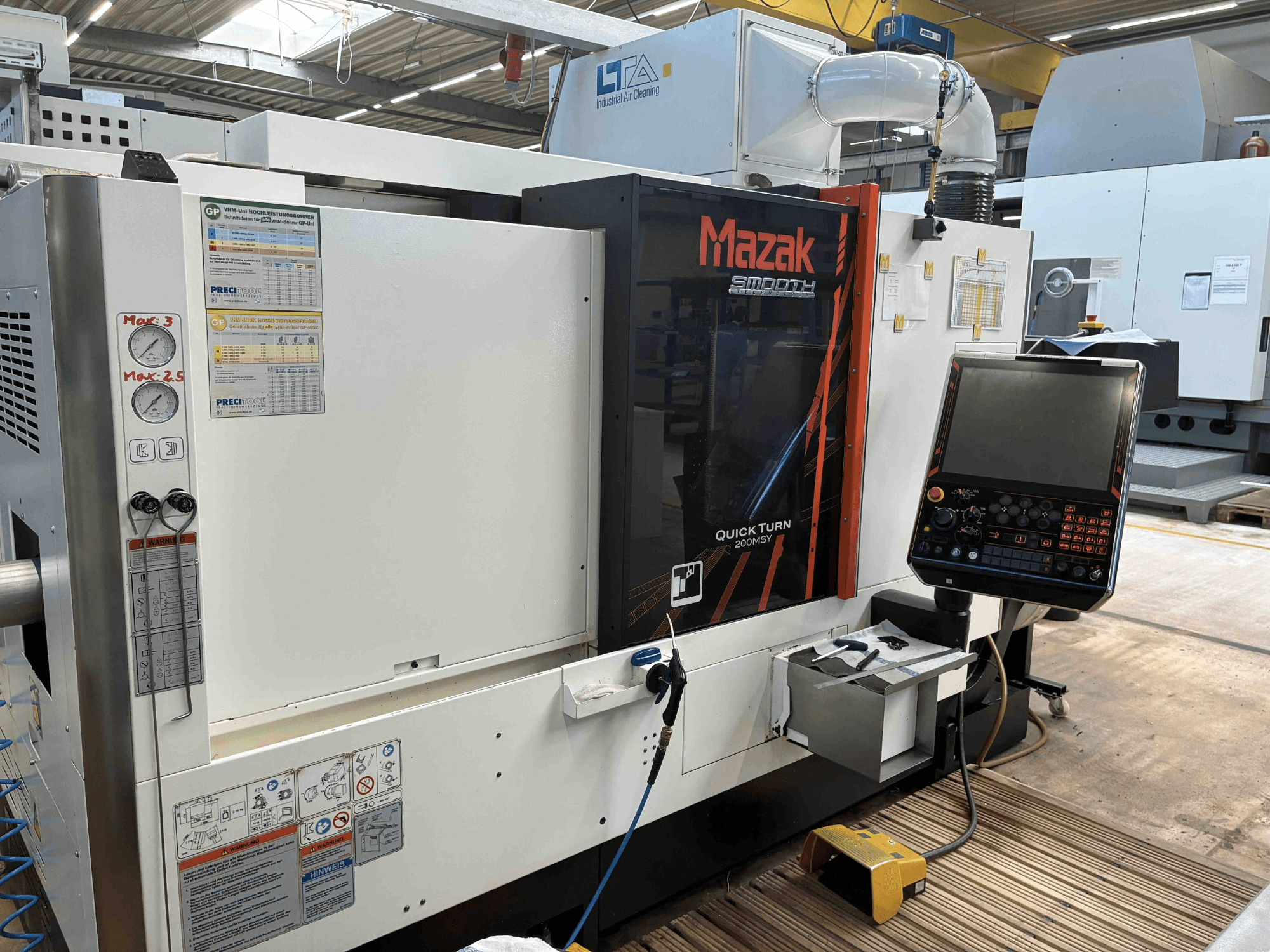 Mazak Quick Turn Smooth 200MSY Dreh-Fräszentrum, Vorderansicht mit Bedienfeld und Betriebsmessgeräten.