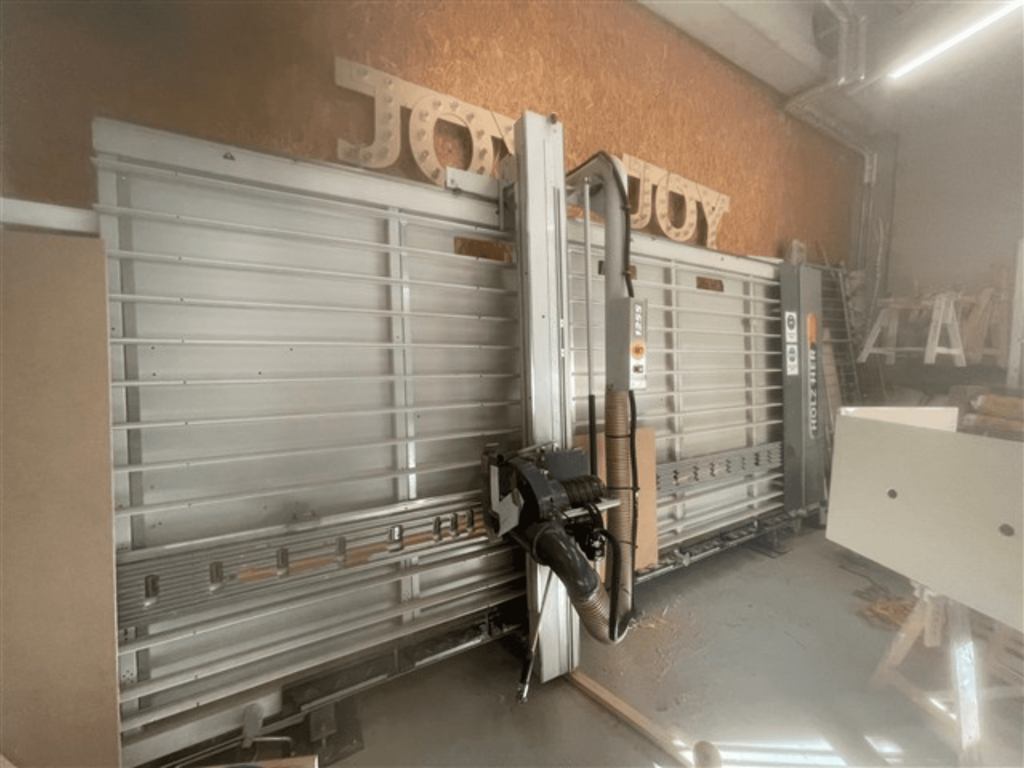 Horizontale Plattensäge, Marke Holz-Her, Seitenansicht, zeigt Sägeblatt, Absaugung und Stauraum.