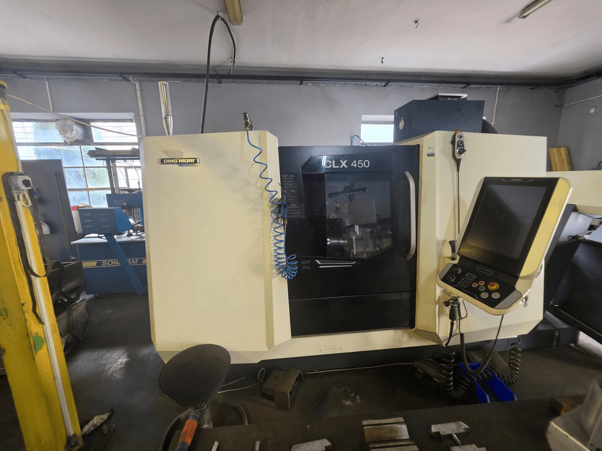 Horizontaldrehmaschine DMG MORI CLX 450 V6 in Frontansicht, mit Bedienfeld und sichtbarem Markenlogo.