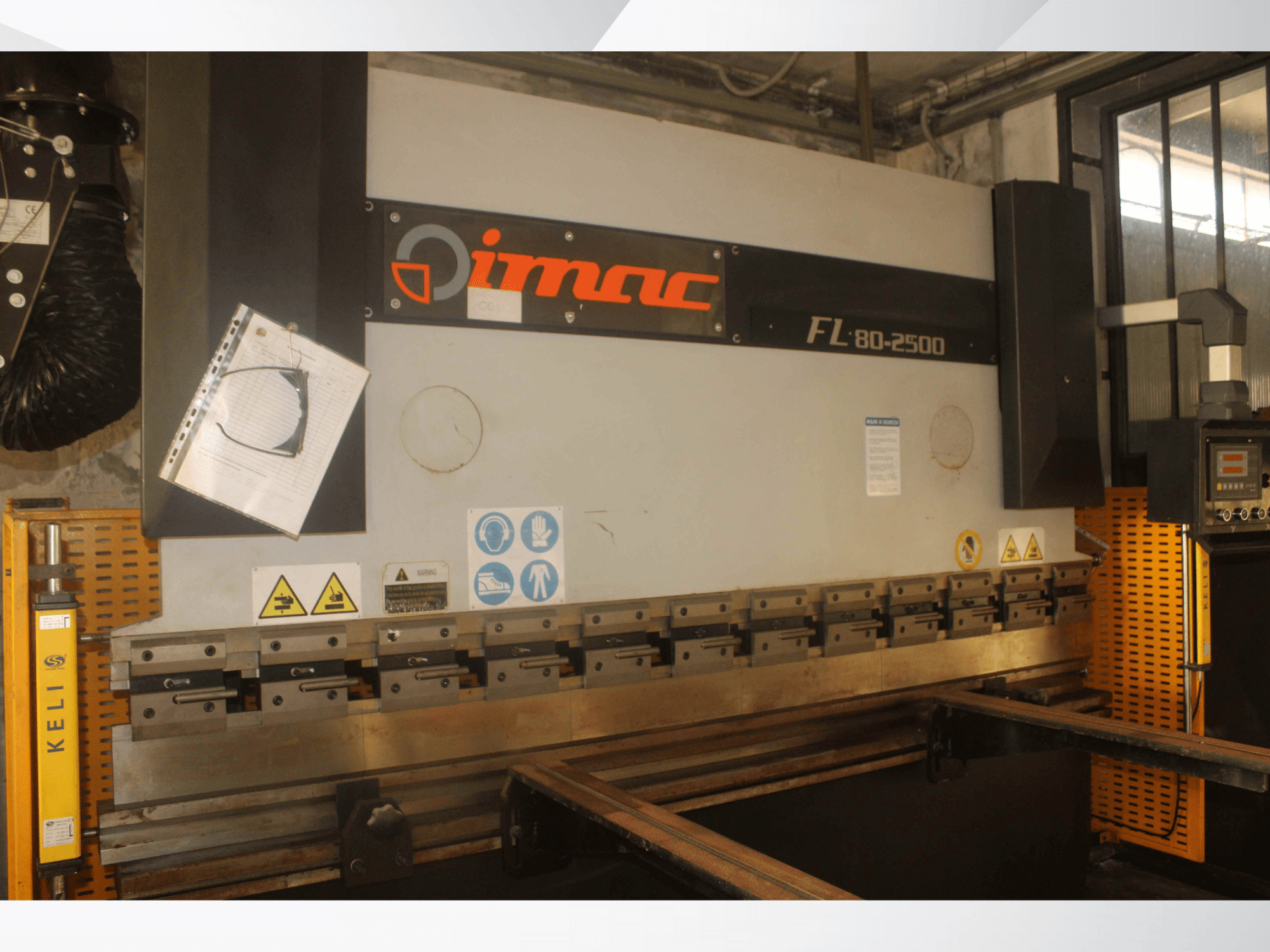 IMAC FL 80-2500 Biegemaschine, Vorderansicht, mit Bedienfeld, Sicherheitshinweisen und Metallwerkzeugkomponenten.