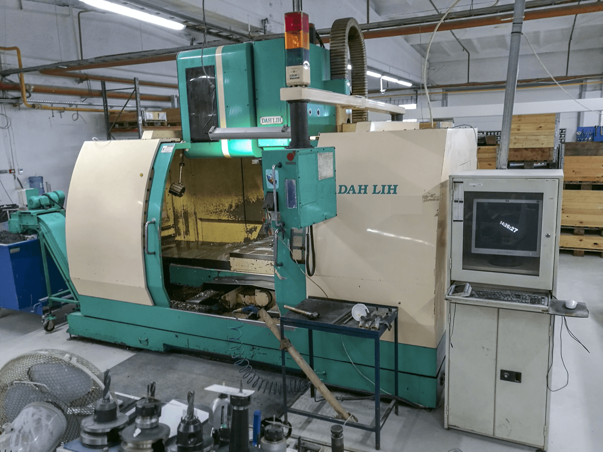 Frontansicht der DAH LIH DL-MCV1250 Maschine