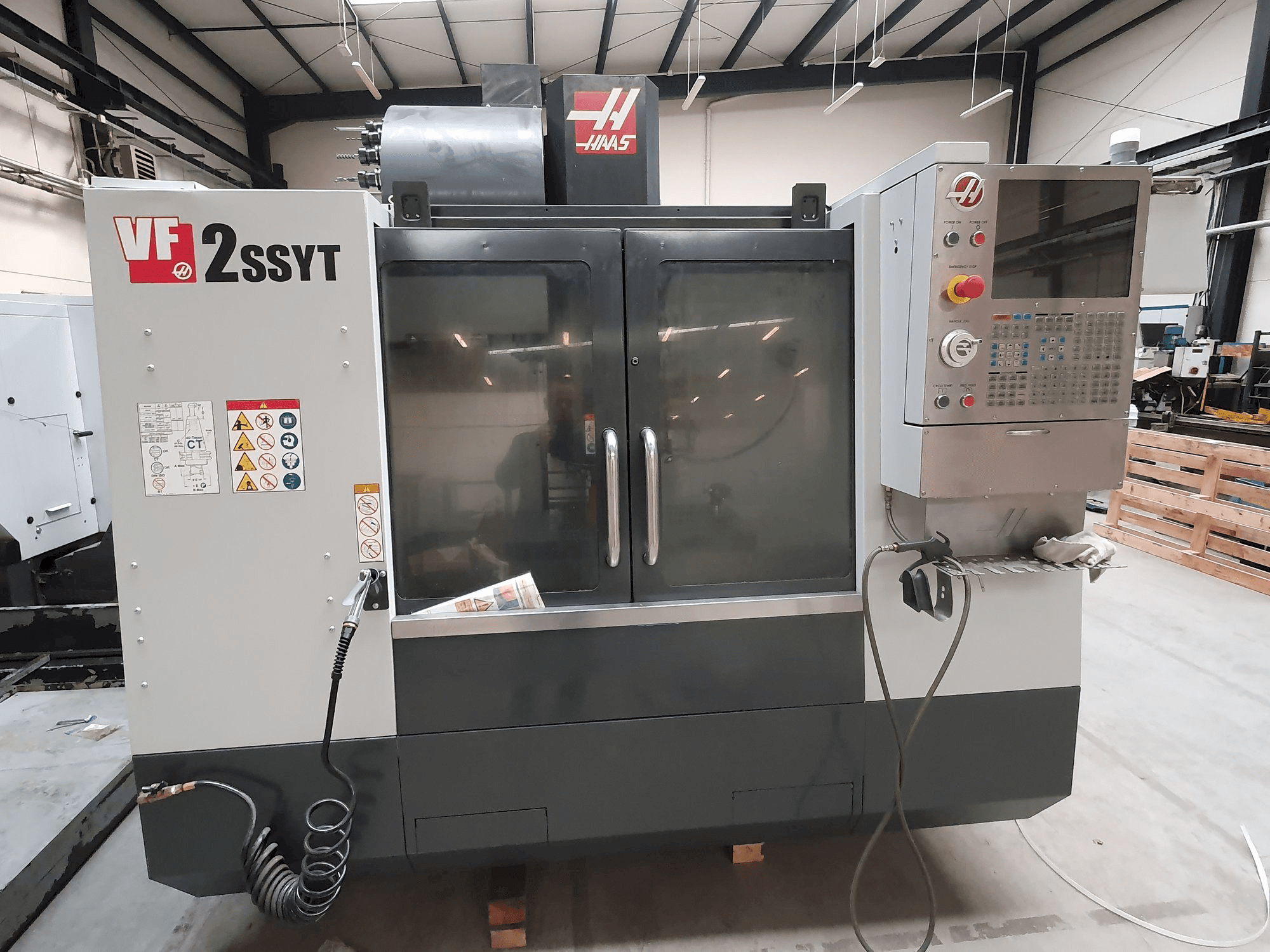 Frontansicht der HAAS VF-2SSYT Maschine