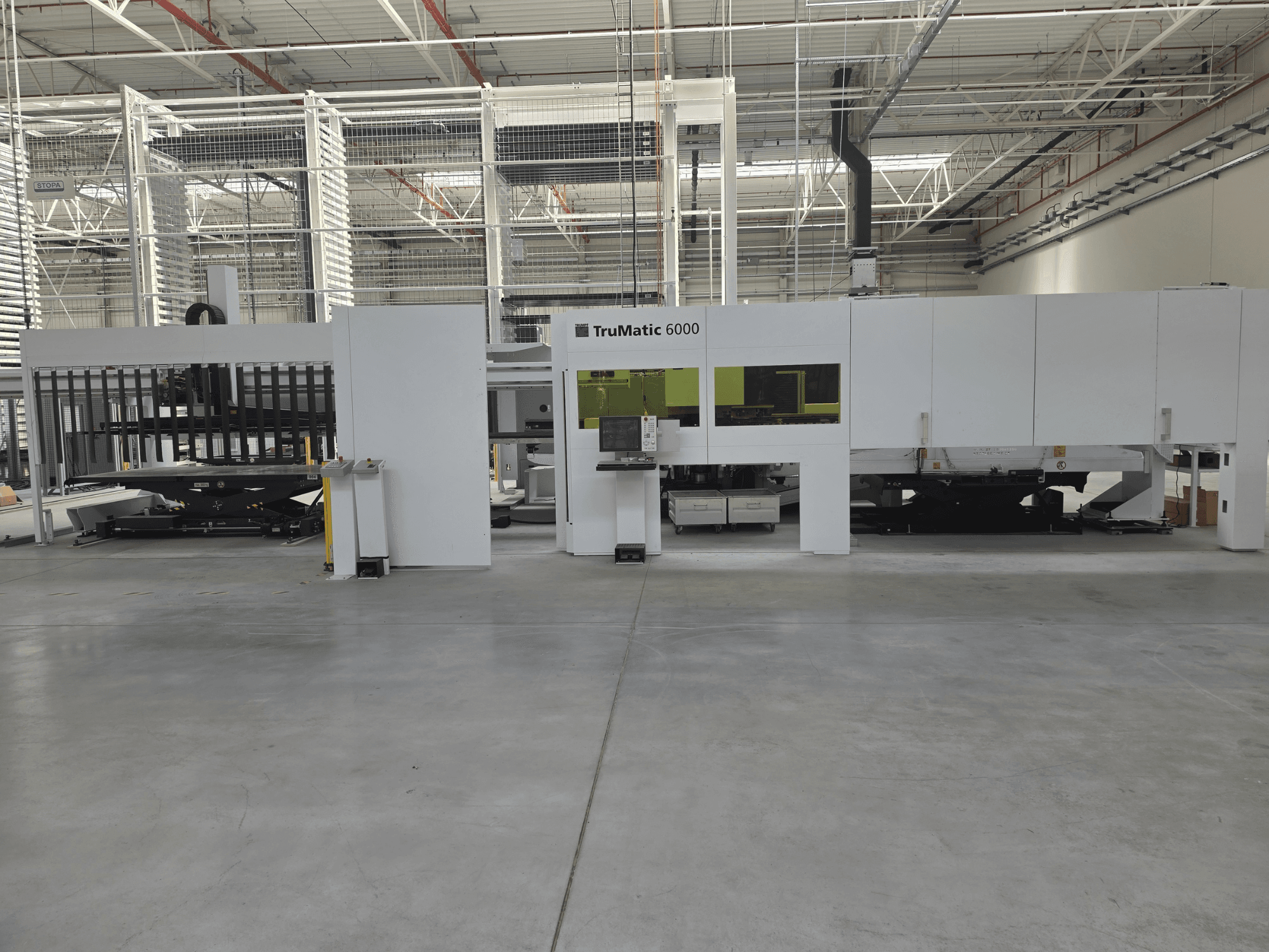 TRUMPF TruMatic 6000 – automatisiertes Blechbearbeitungssystem, Vorderansicht mit Bedienfeld und Beladungsbereich.