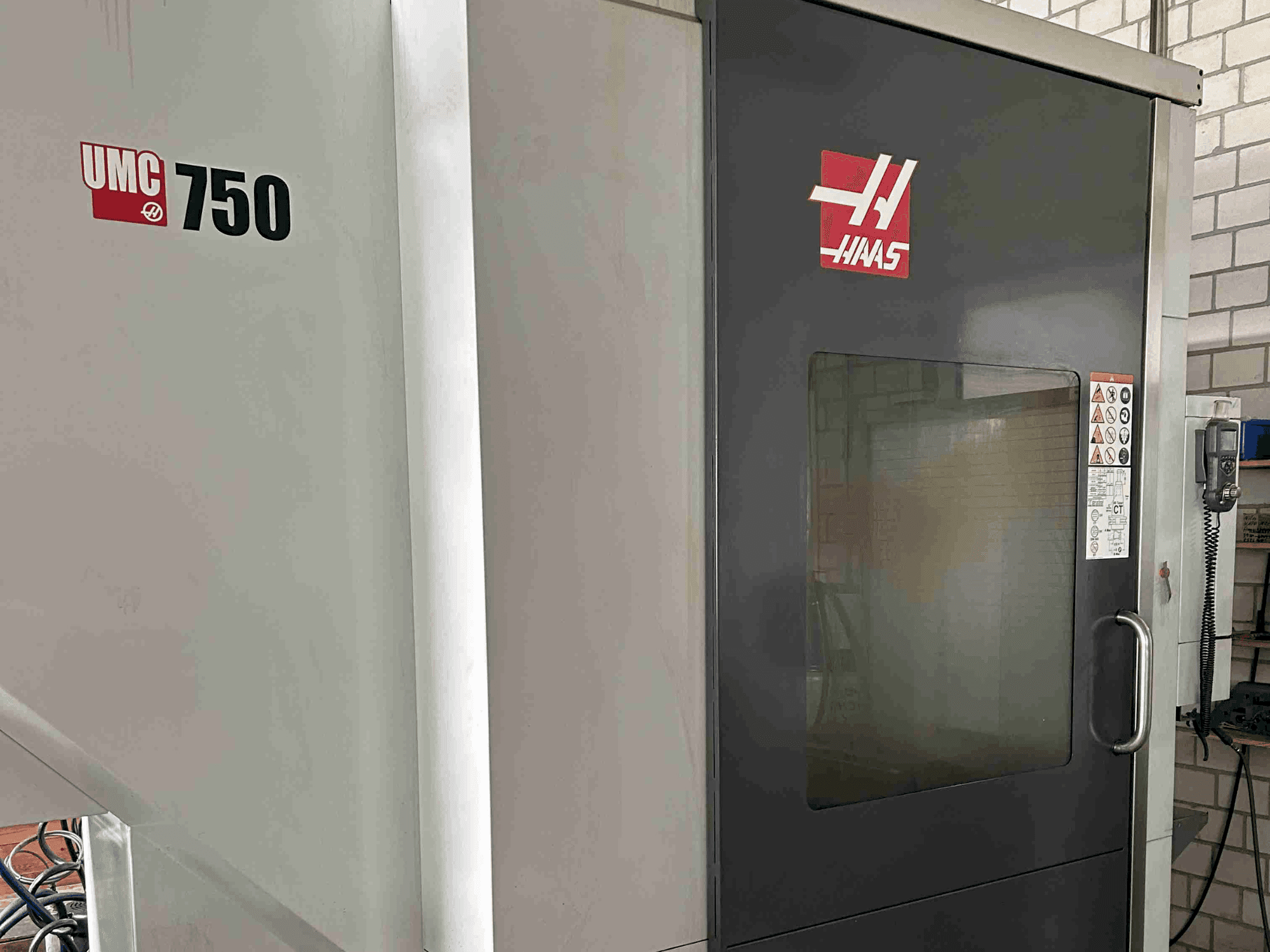 Frontansicht der HAAS UMC-750 Maschine