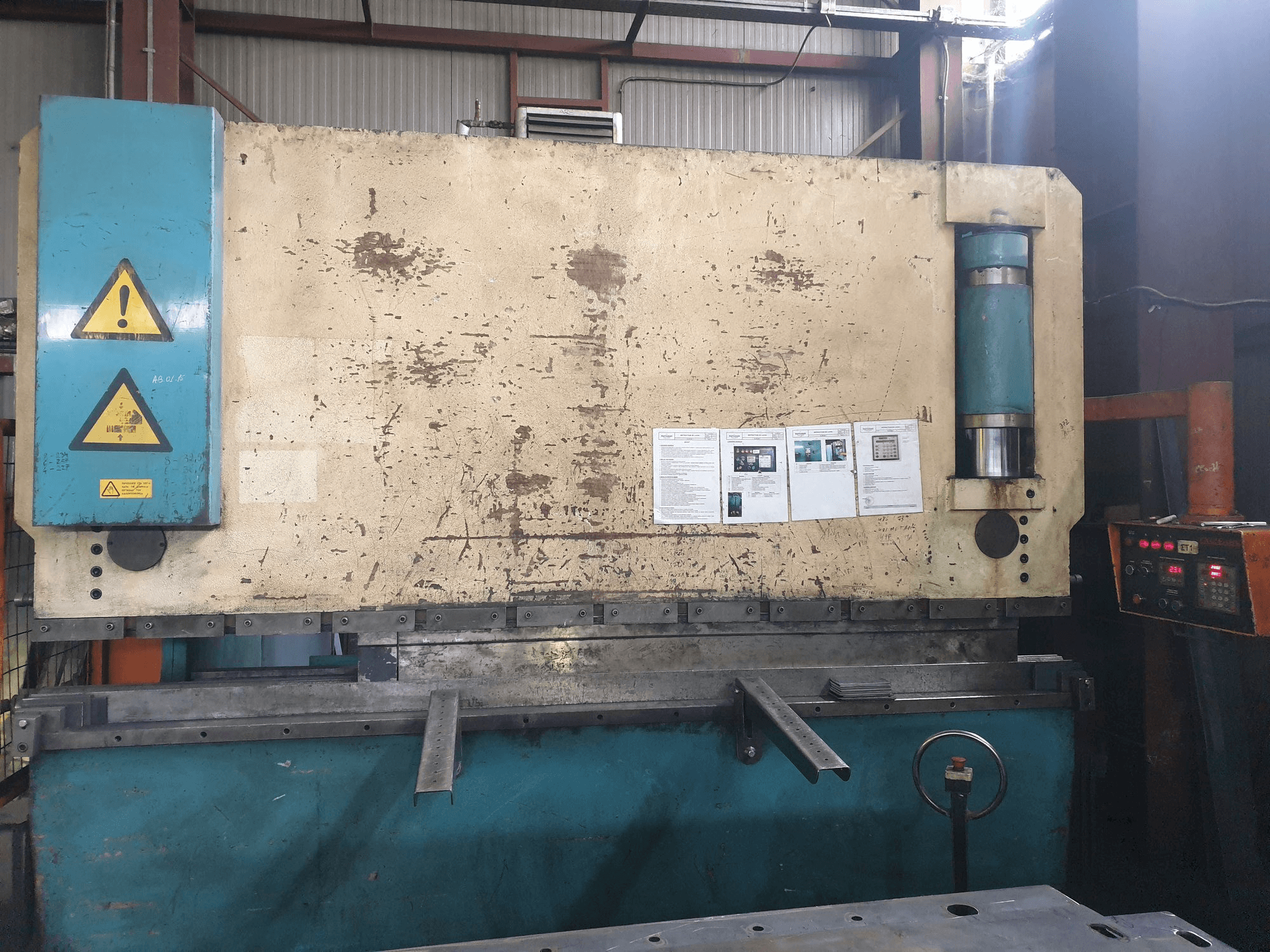 Frontansicht der GIZELIS PB 130/3000 Maschine