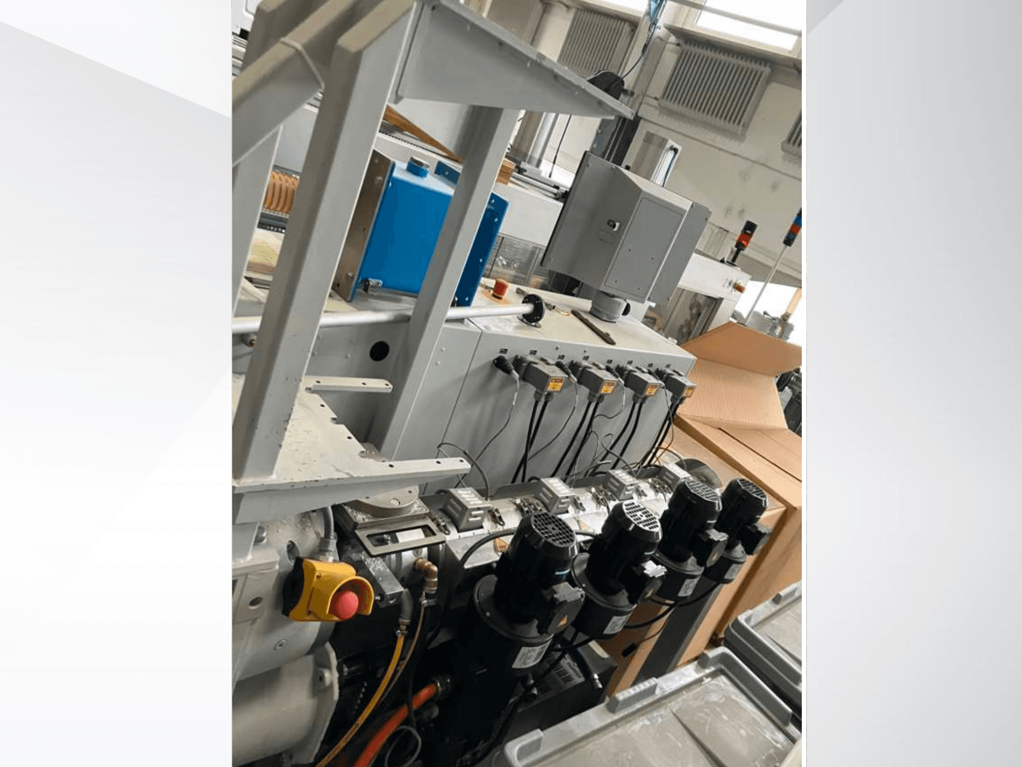 Krauss Maffei Einschneckenextruder KME 45 XS, Seitenansicht mit Bedienfeld, Motoren und verschiedenen Komponenten.