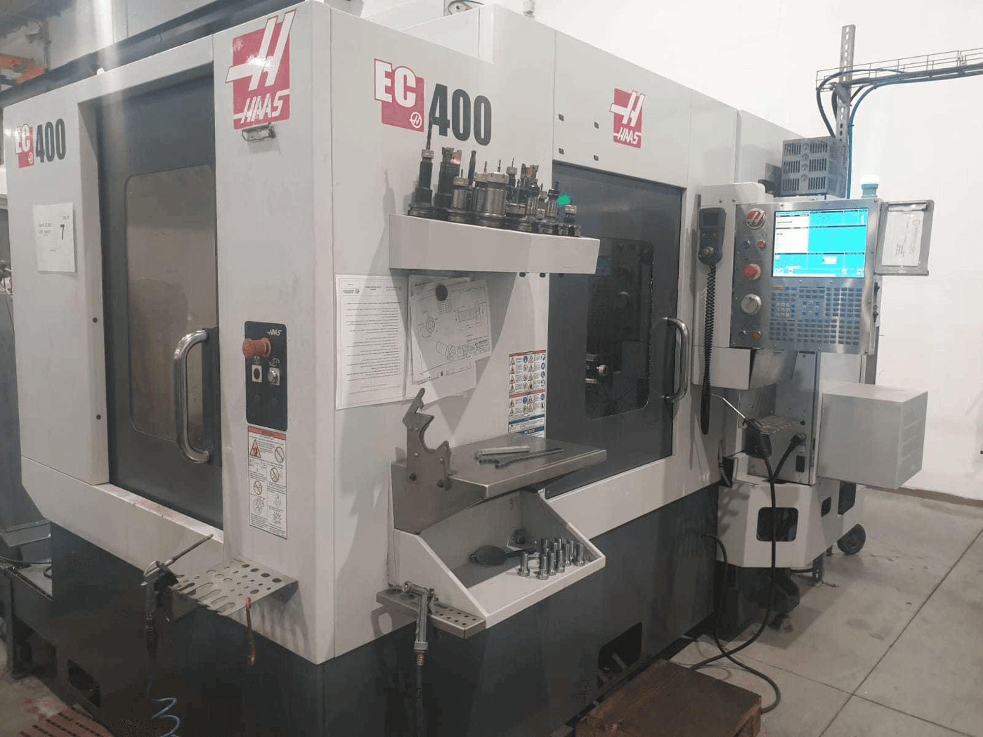 Frontansicht der HAAS EC400 Maschine