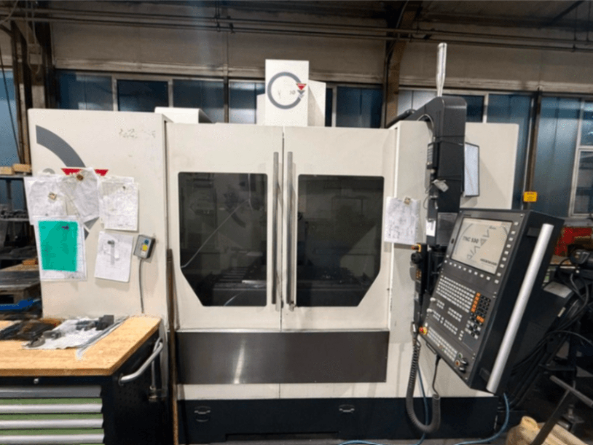 WEMAS VZ 1250 Quick Vertikal-Bearbeitungszentrum in der Vorderansicht, mit Bedienpult und zwei großen transparenten Türen.