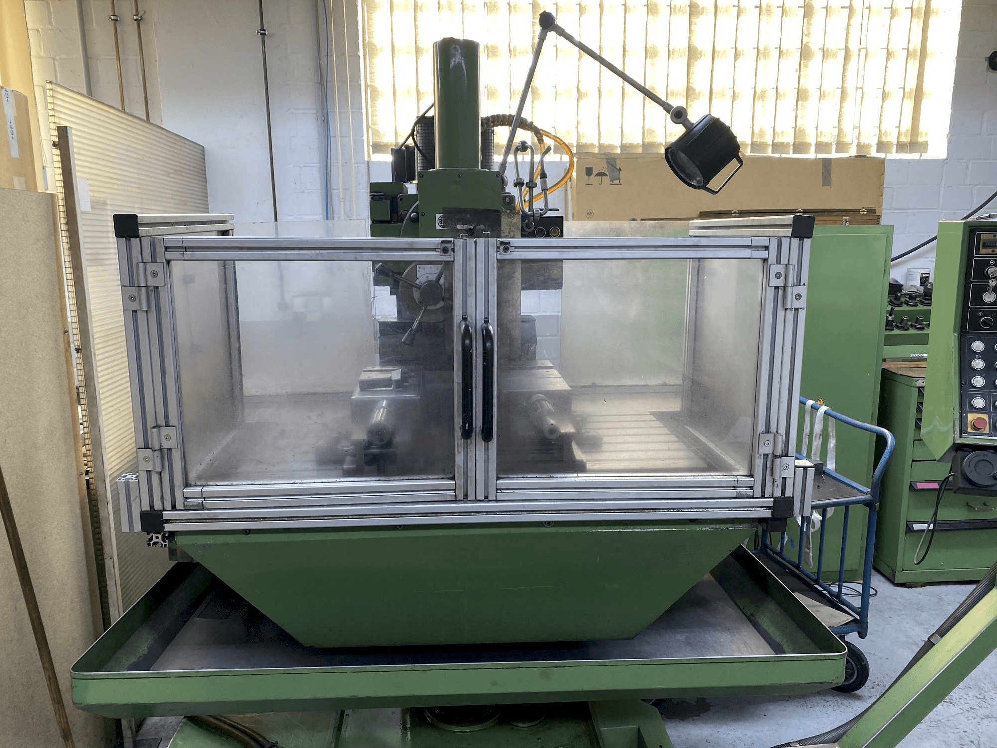 Frontansicht der HERMLE UWF 1000 Maschine