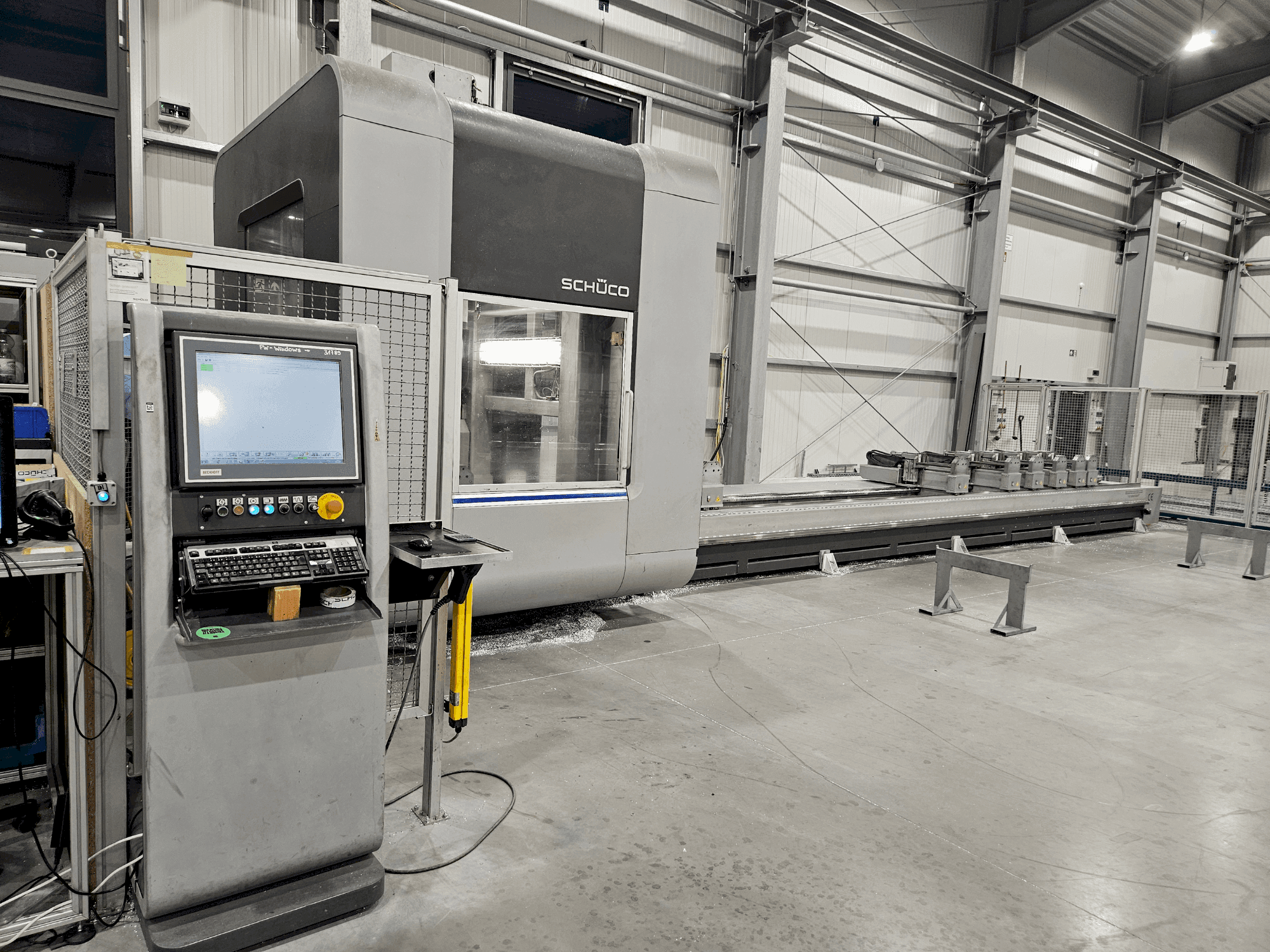 Frontansicht der SCHÜCO DC 500 Maschine