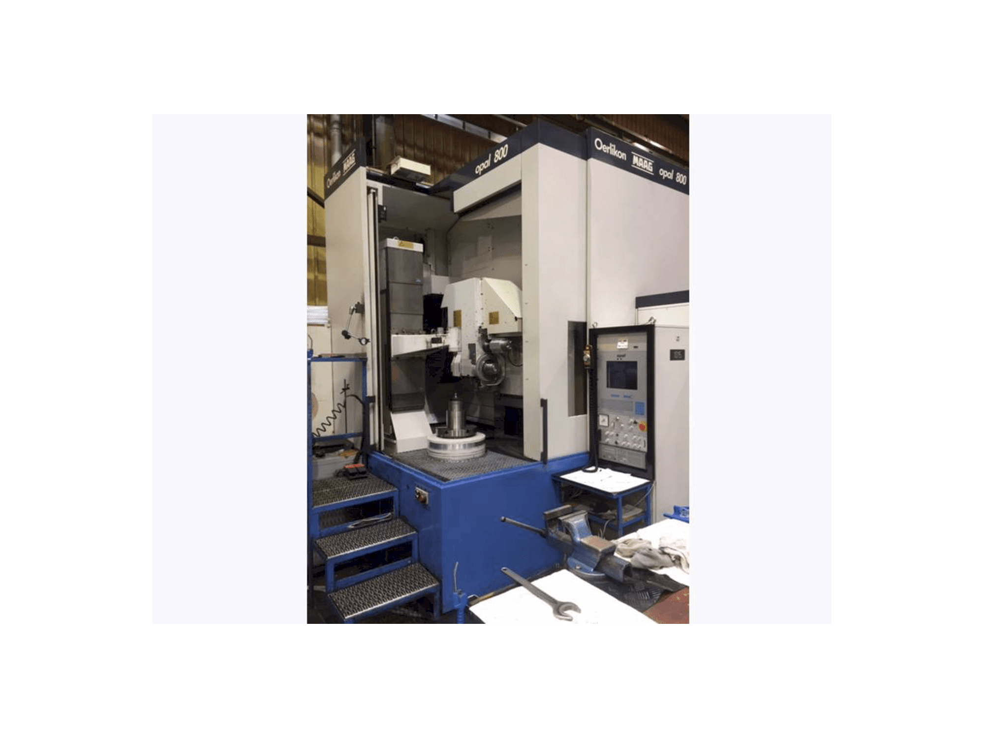 Frontansicht der Oerlikon MAAG OPAL 800 Maschine