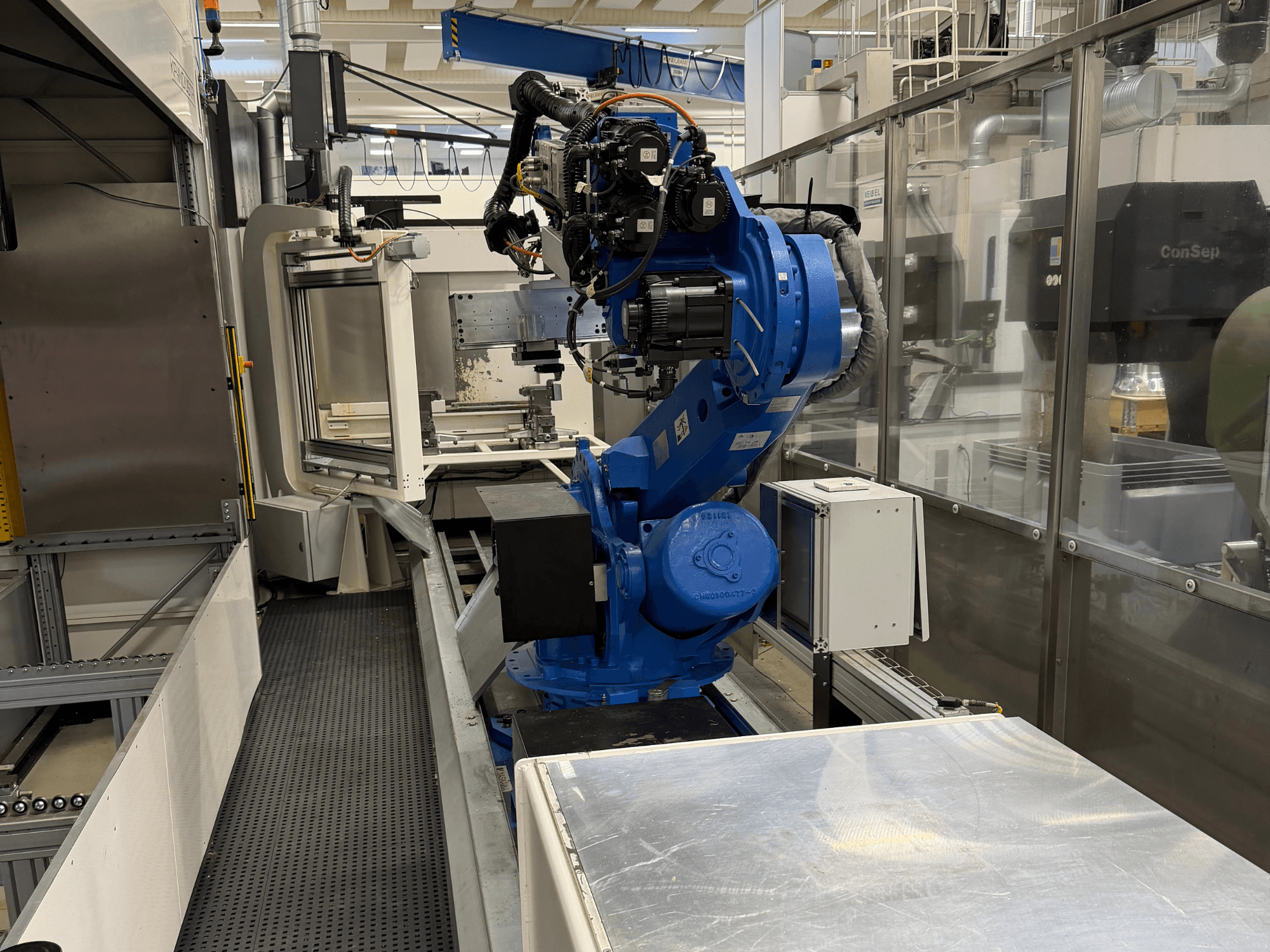 Yaskawa Motoman ES165D-Roboterarm auf Schiene, Seitenansicht mit Automatisierungseinrichtung in industrieller Umgebung.