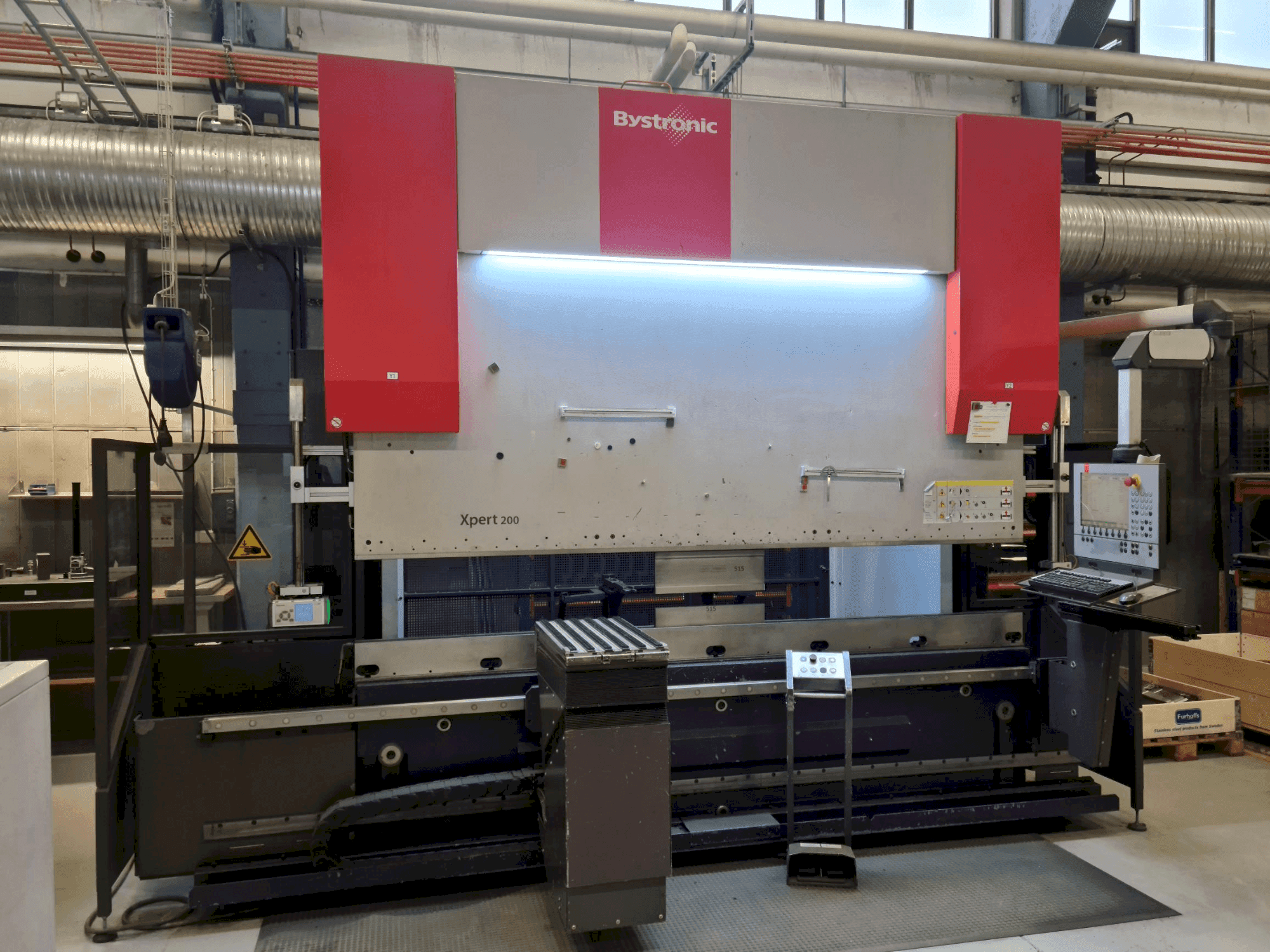 Frontansicht der Bystronic Xpert 200 x 3100 Maschine
