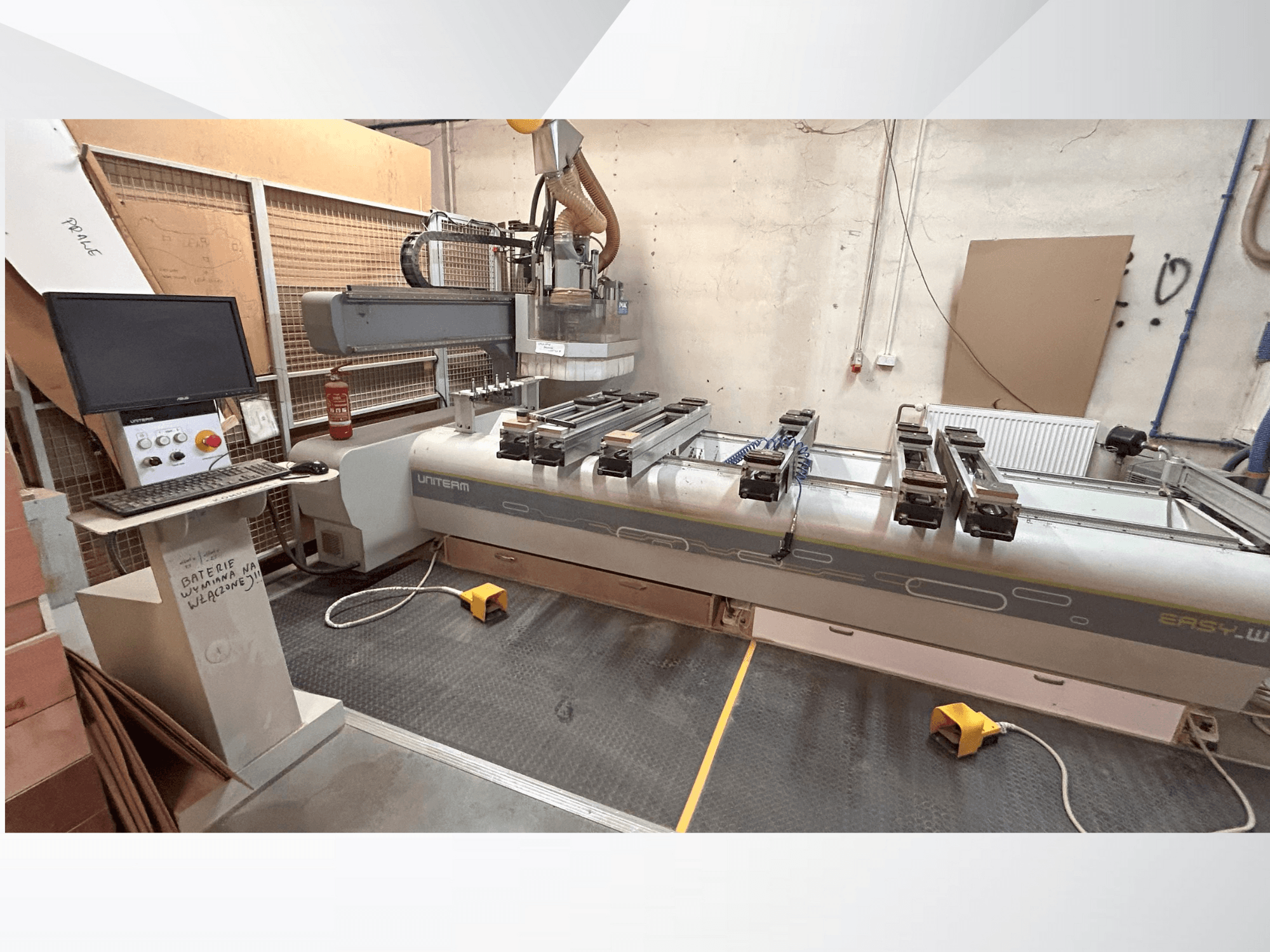 Frontansicht einer UNITEM EASY-W CNC-Maschine mit Bedienfeld, Monitor und eingespannten Werkstücken auf dem Arbeitstisch.