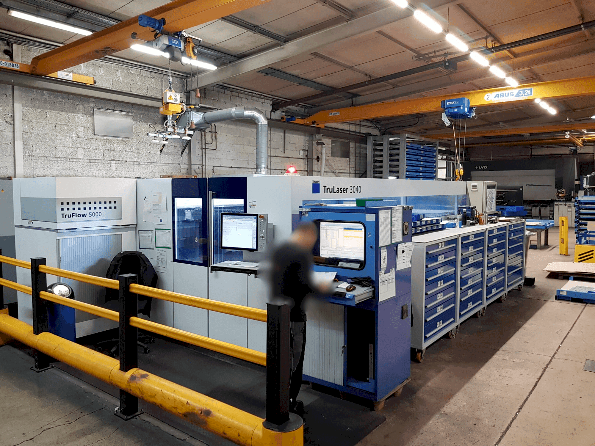 Frontansicht der TRUMPF TruLaser 3040 5kW CO2 Maschine