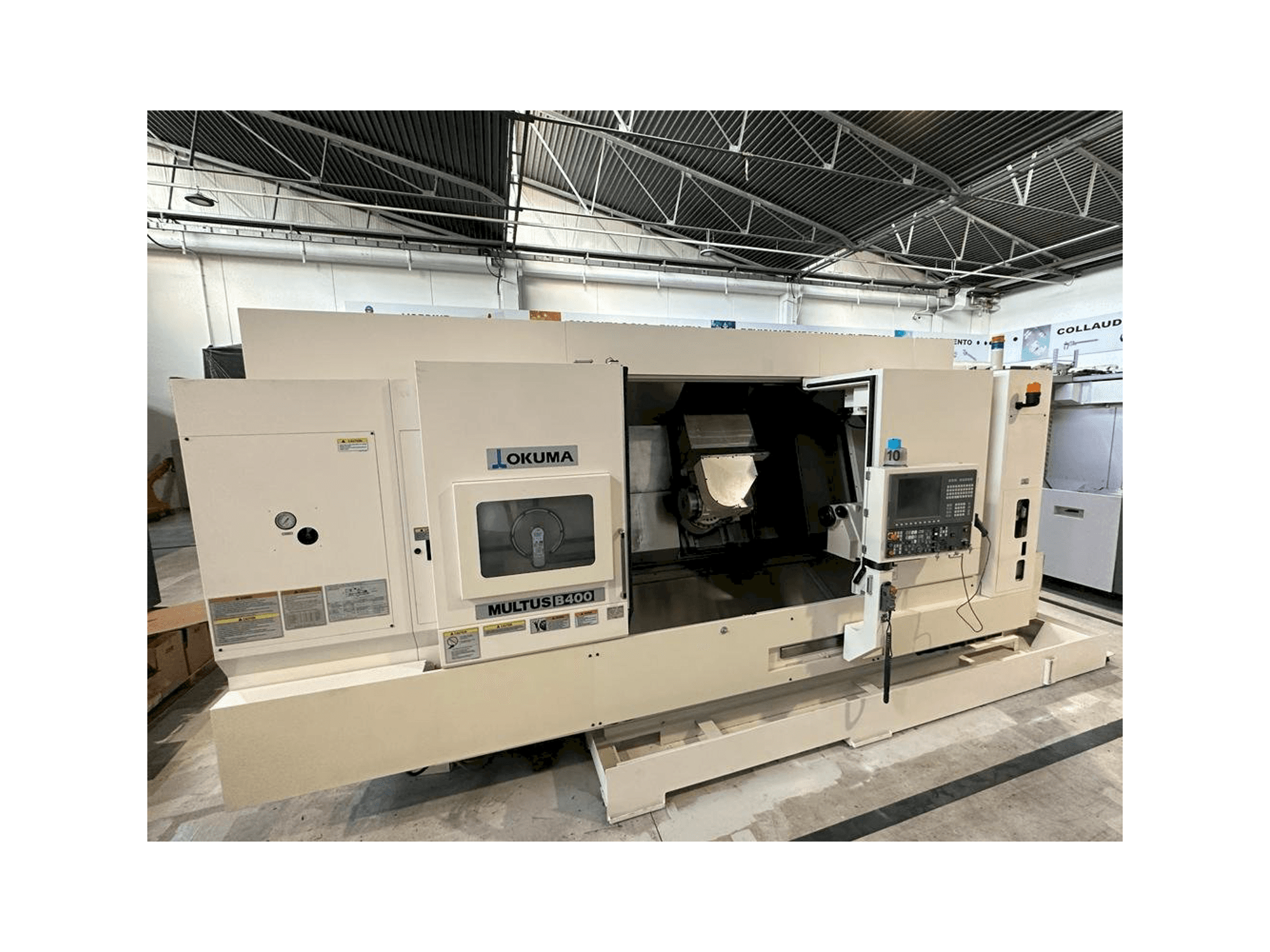 Frontansicht der Okuma MULTUS B400C Maschine