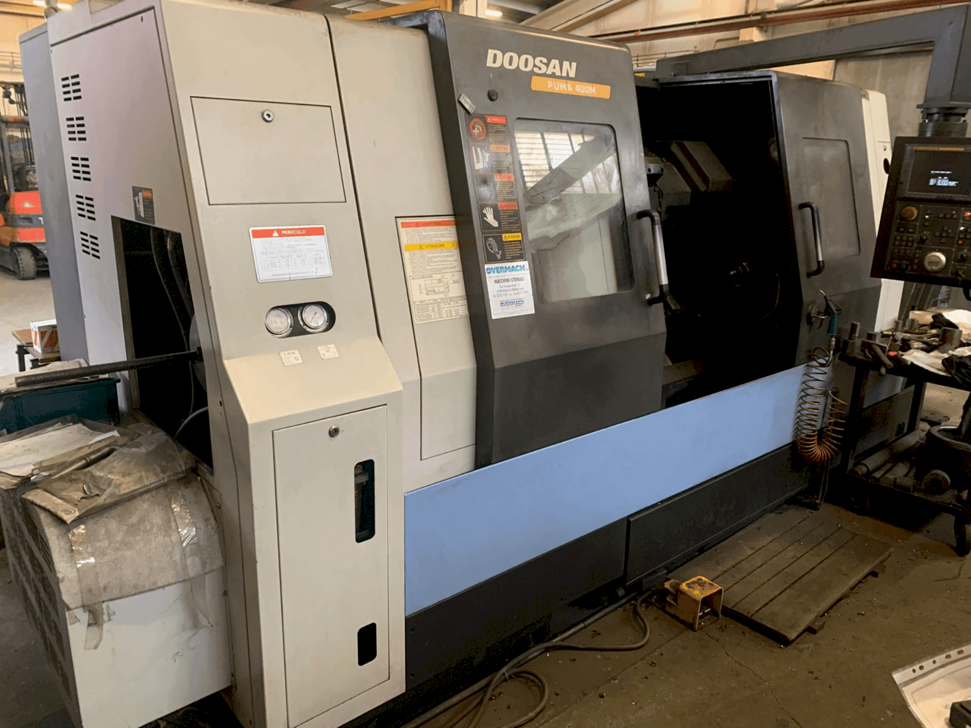 Frontansicht der DOOSAN PUMA 400M Maschine