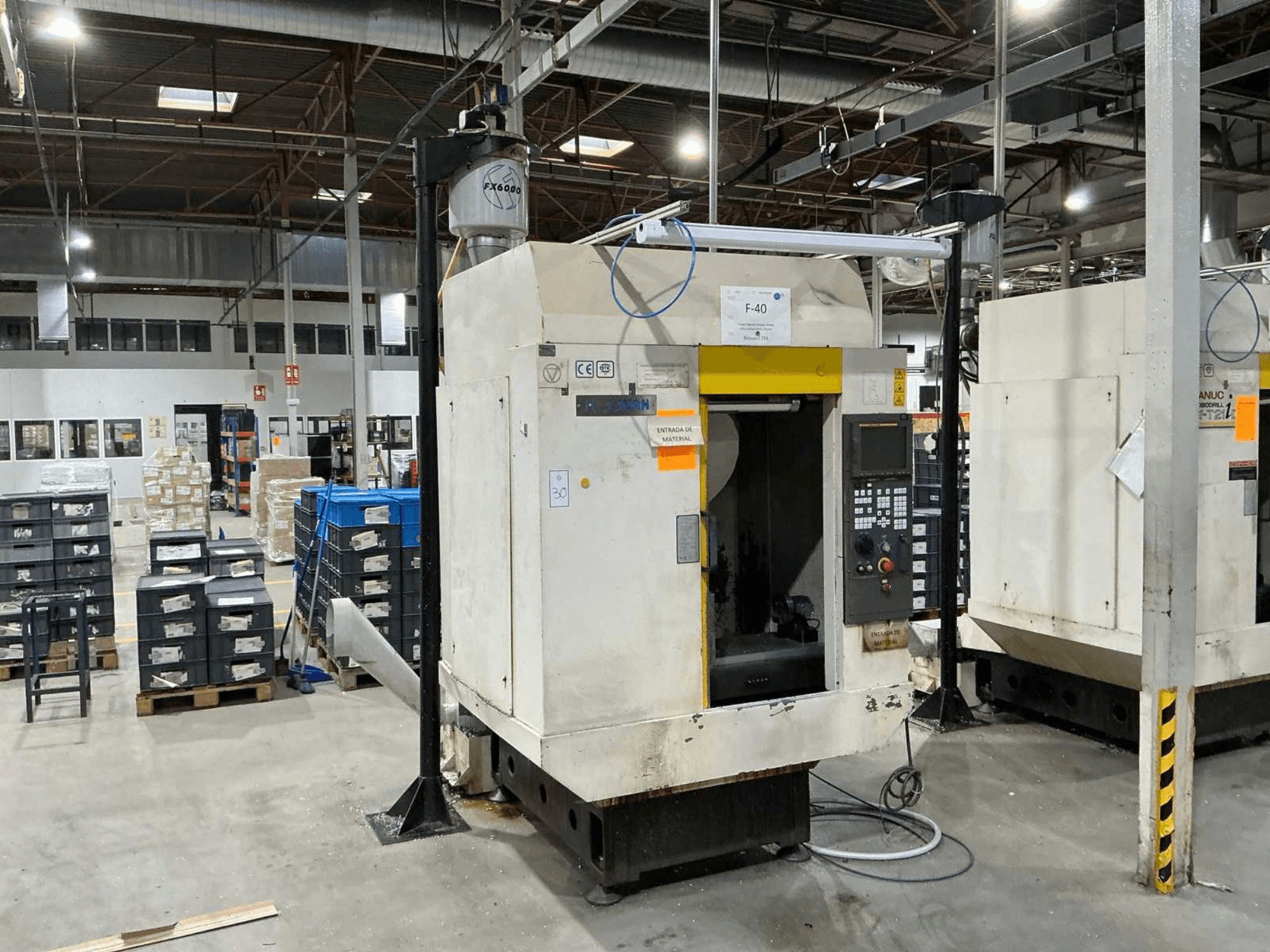 FANUC ROBODRILL α-T21iD, Vorderansicht des vertikalen Bearbeitungszentrums in einer Industrieumgebung, mit sichtbaren Details des Bedienfelds.