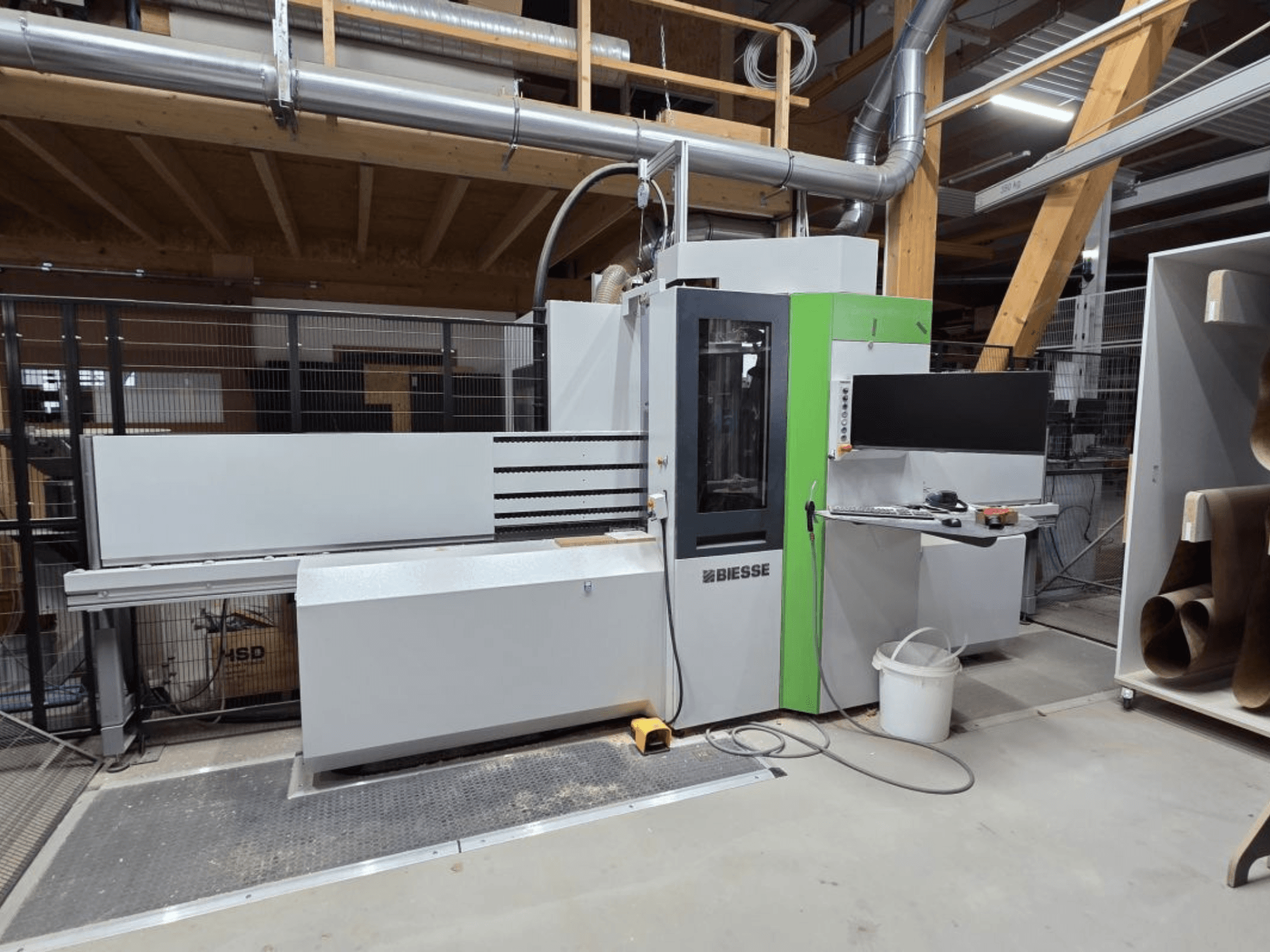 BIESSE Brema EKO 2.2 CNC-Bearbeitungszentrum, Vorderansicht, mit Blick auf das Bedienfeld und das Hauptgehäuse mit grünen Akzenten.