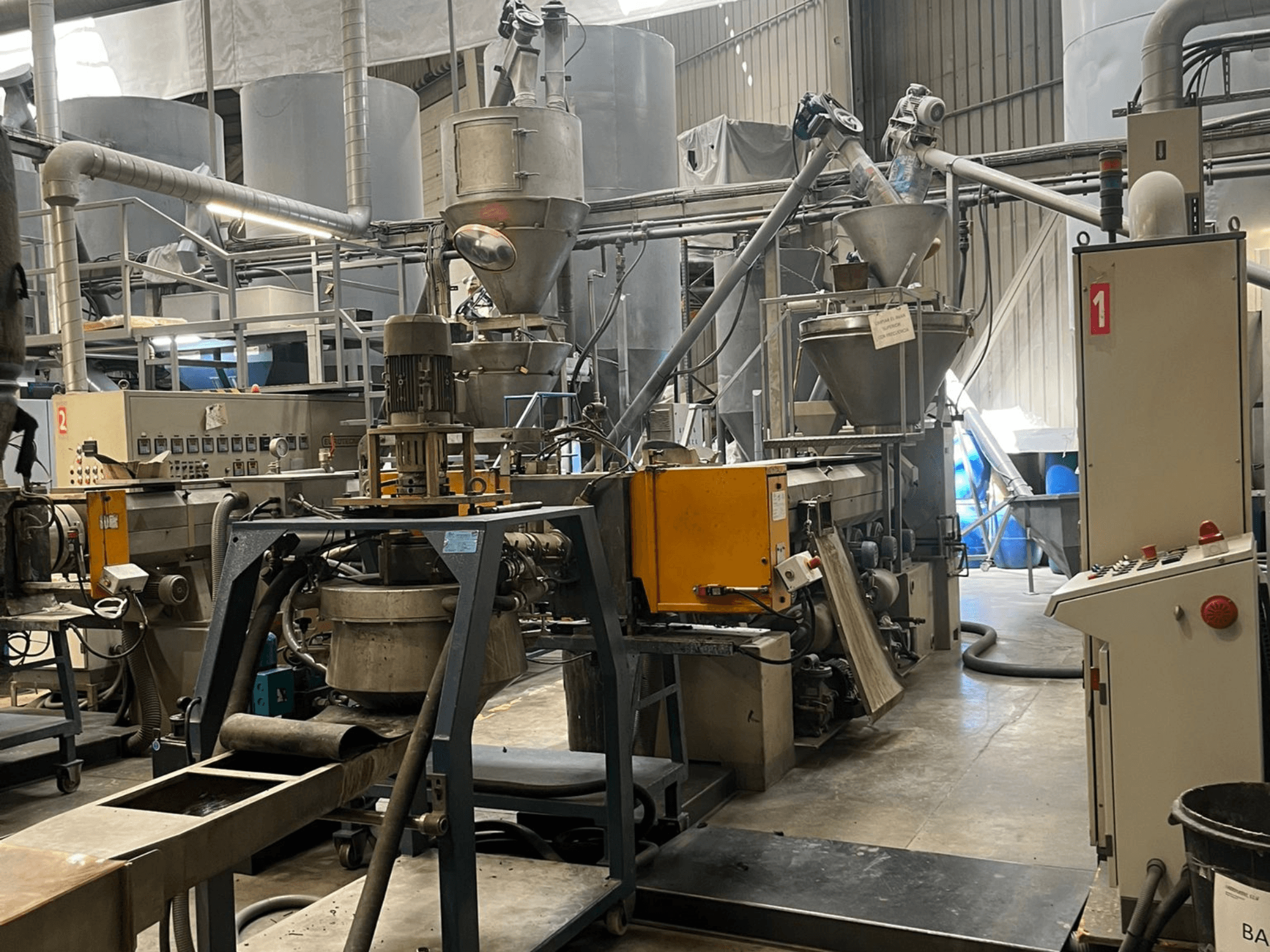 Einschneckenextruder EUROTECNO E12535D in Werksausstattung, einschließlich Verarbeitungskomponenten, Trichtern und Bedienfeld.
