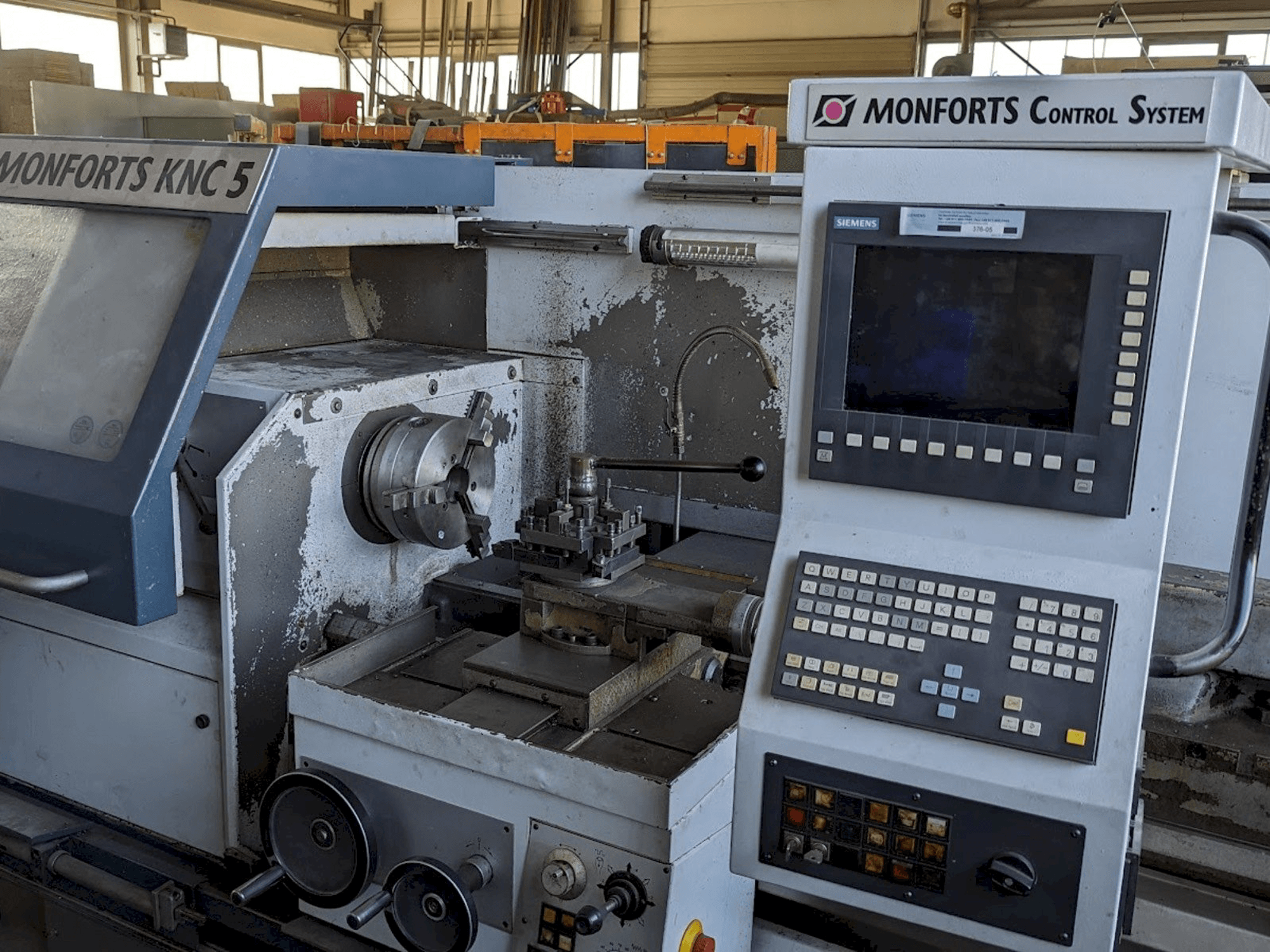 Frontansicht der Monforts KNC 5 Maschine
