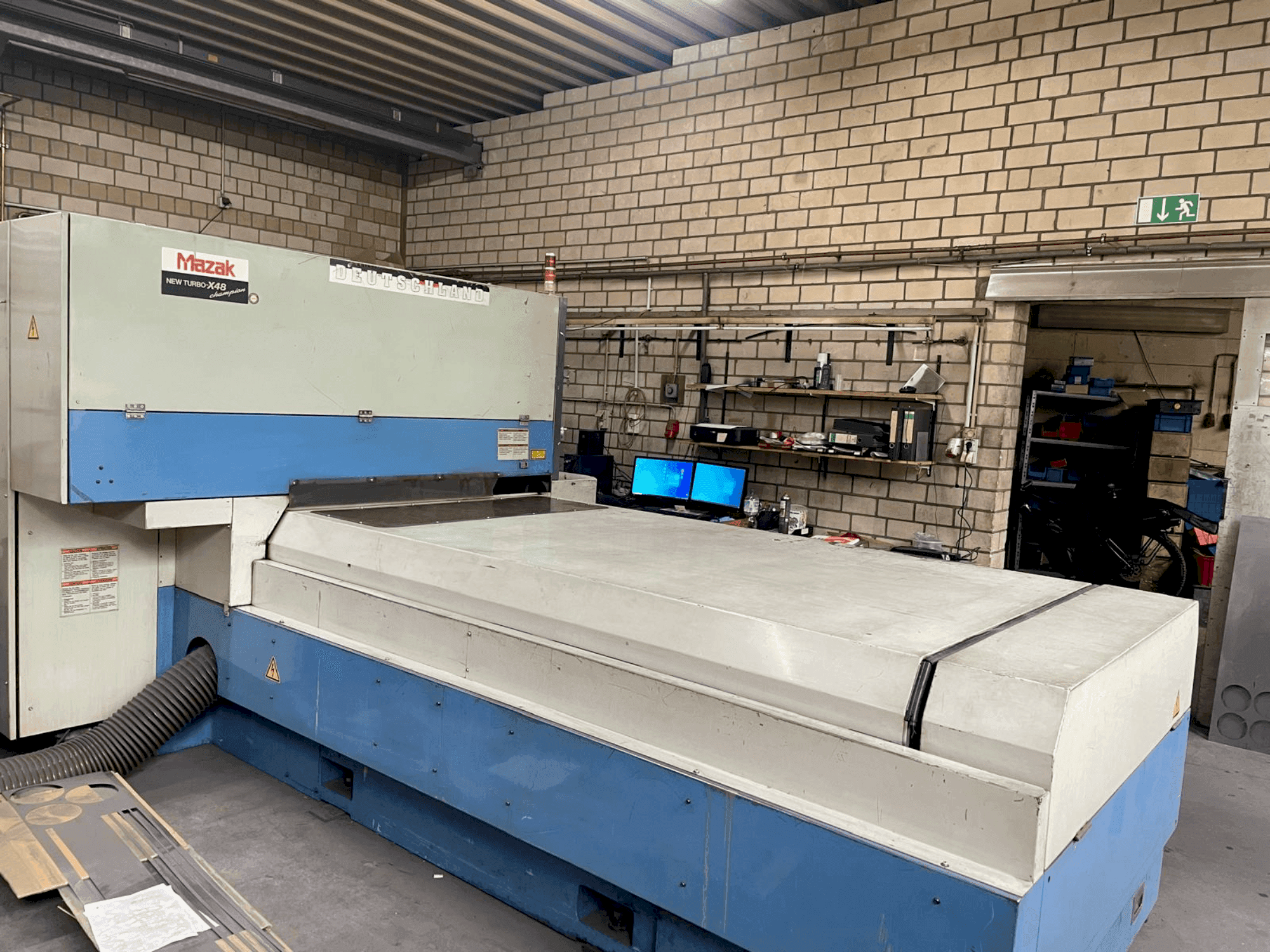 Frontansicht der Mazak NT-X48 Maschine