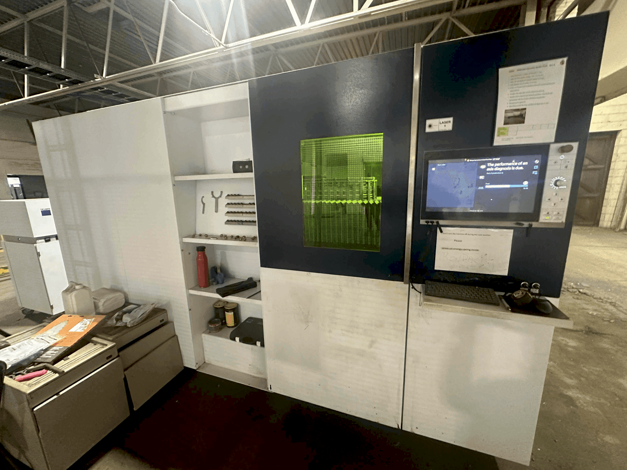 Frontansicht der TRUMPF Trulaser 1040 Fiber Maschine