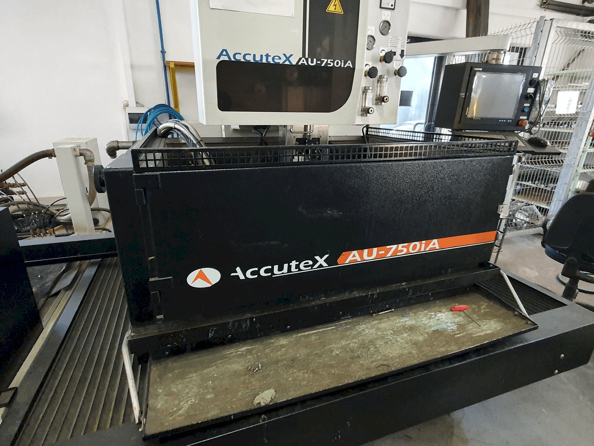 Frontansicht der AccuteX AU-750iA Maschine