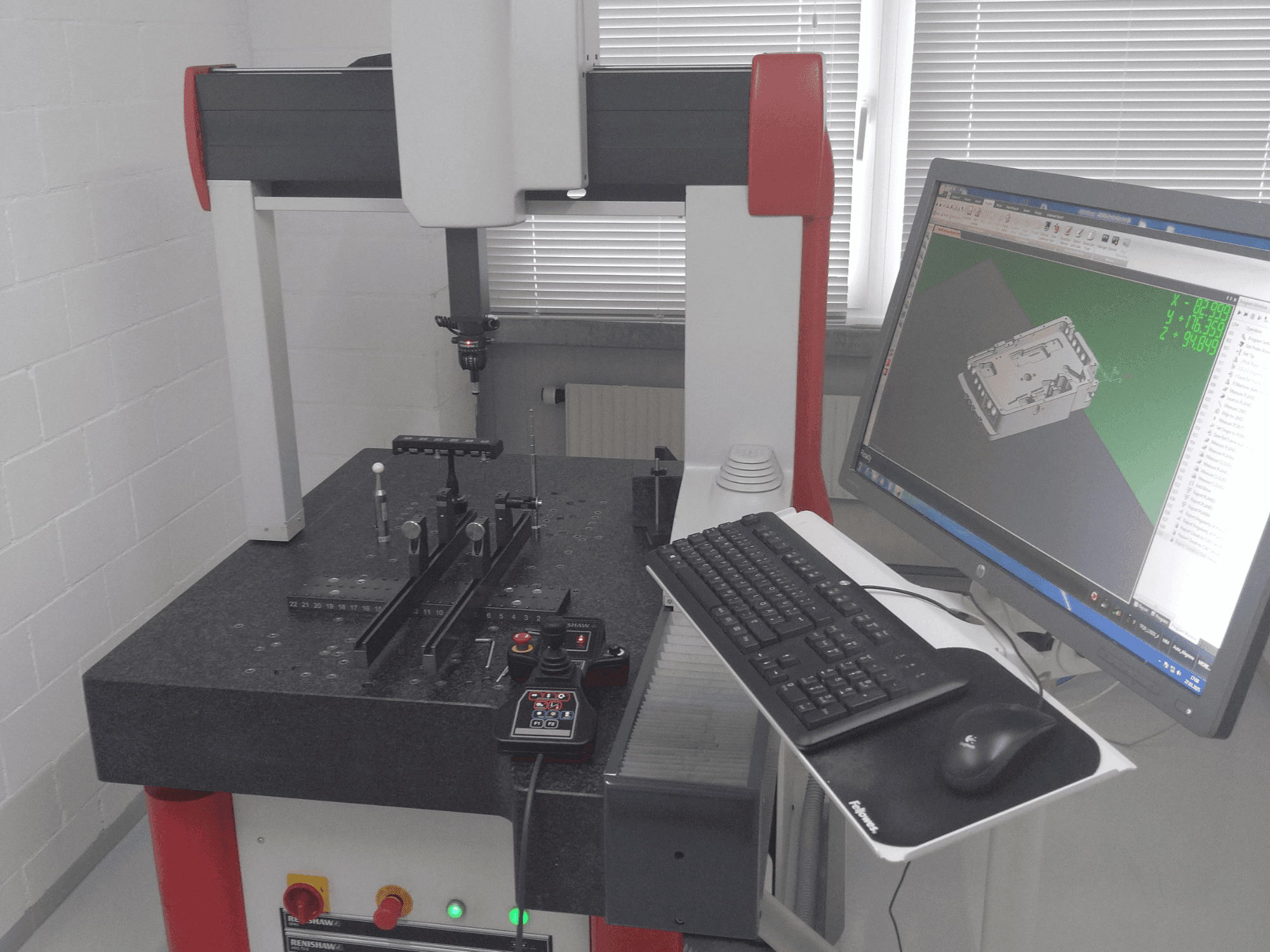 Frontansicht der Coord3 Ares 700 Maschine