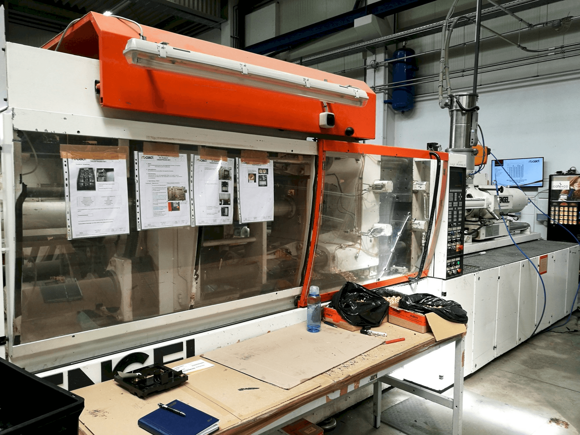 Frontansicht der ENGEL ES 1300/225 Maschine