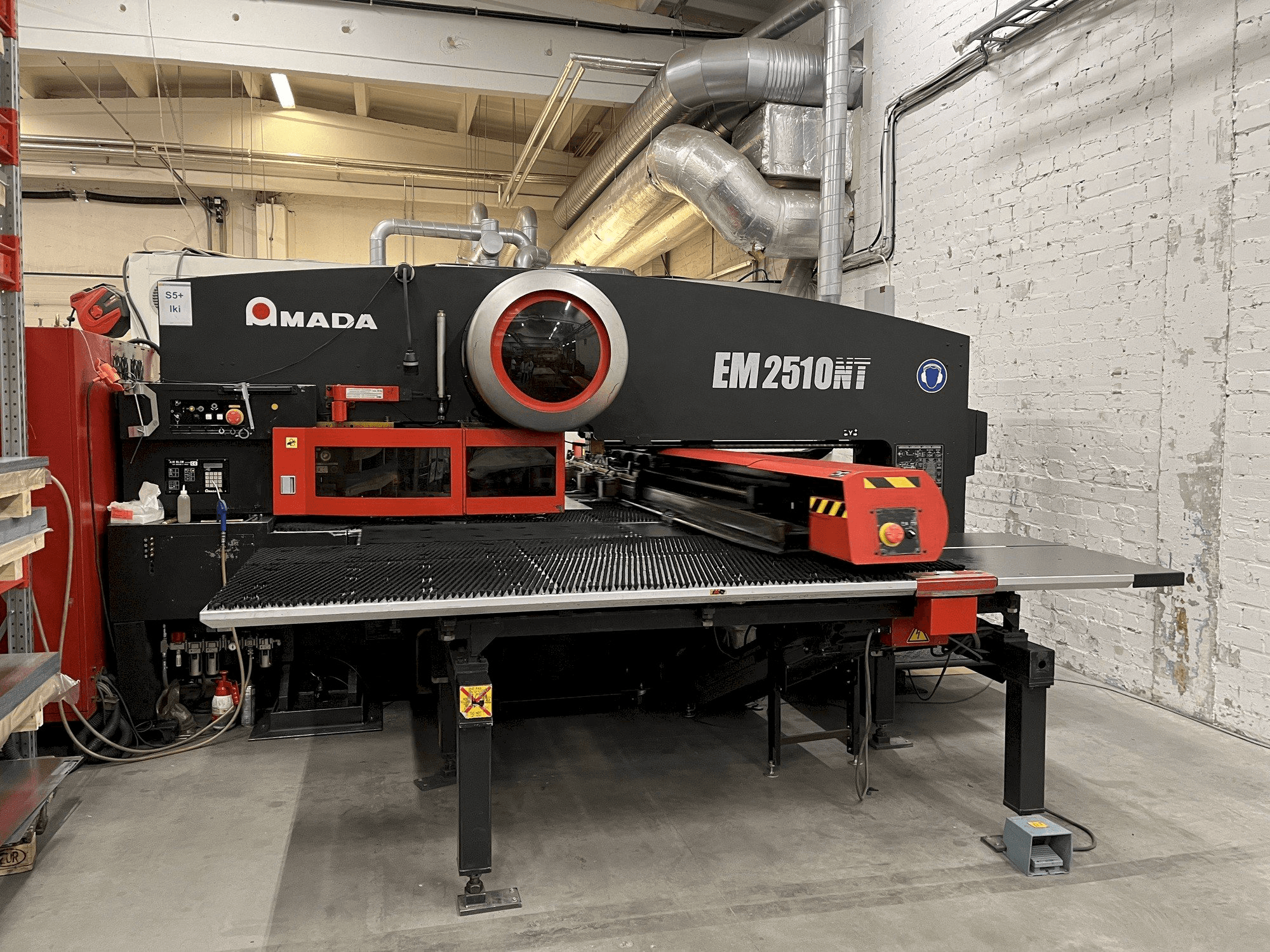 Frontansicht der AMADA EM2510NT Maschine