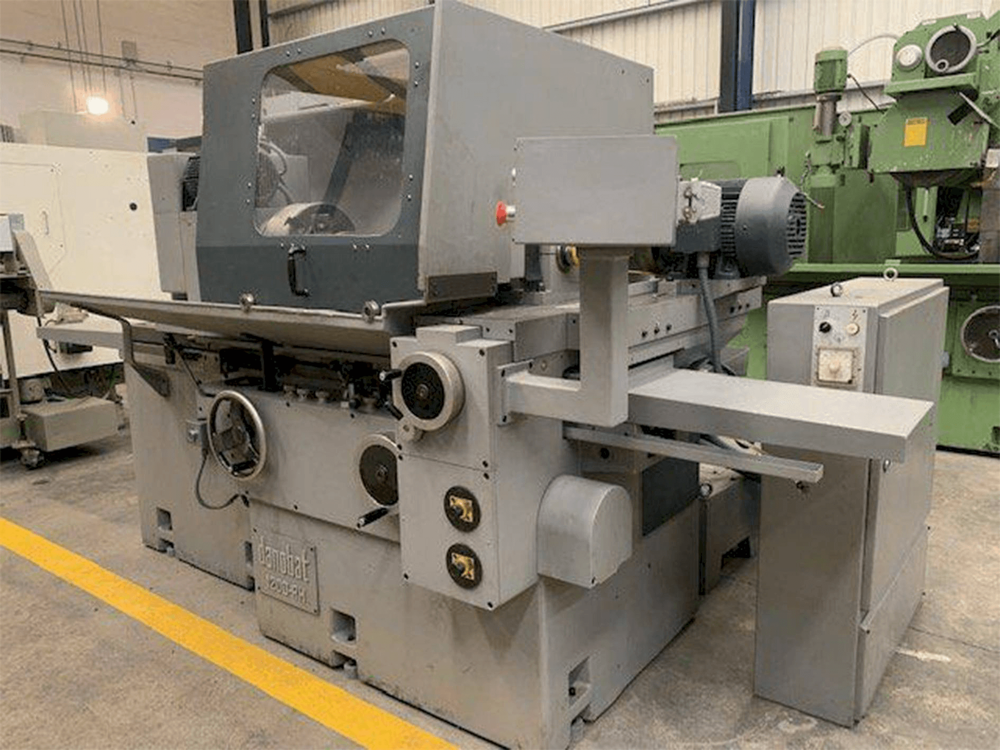 Frontansicht der DANOBAT 1200 RH Maschine