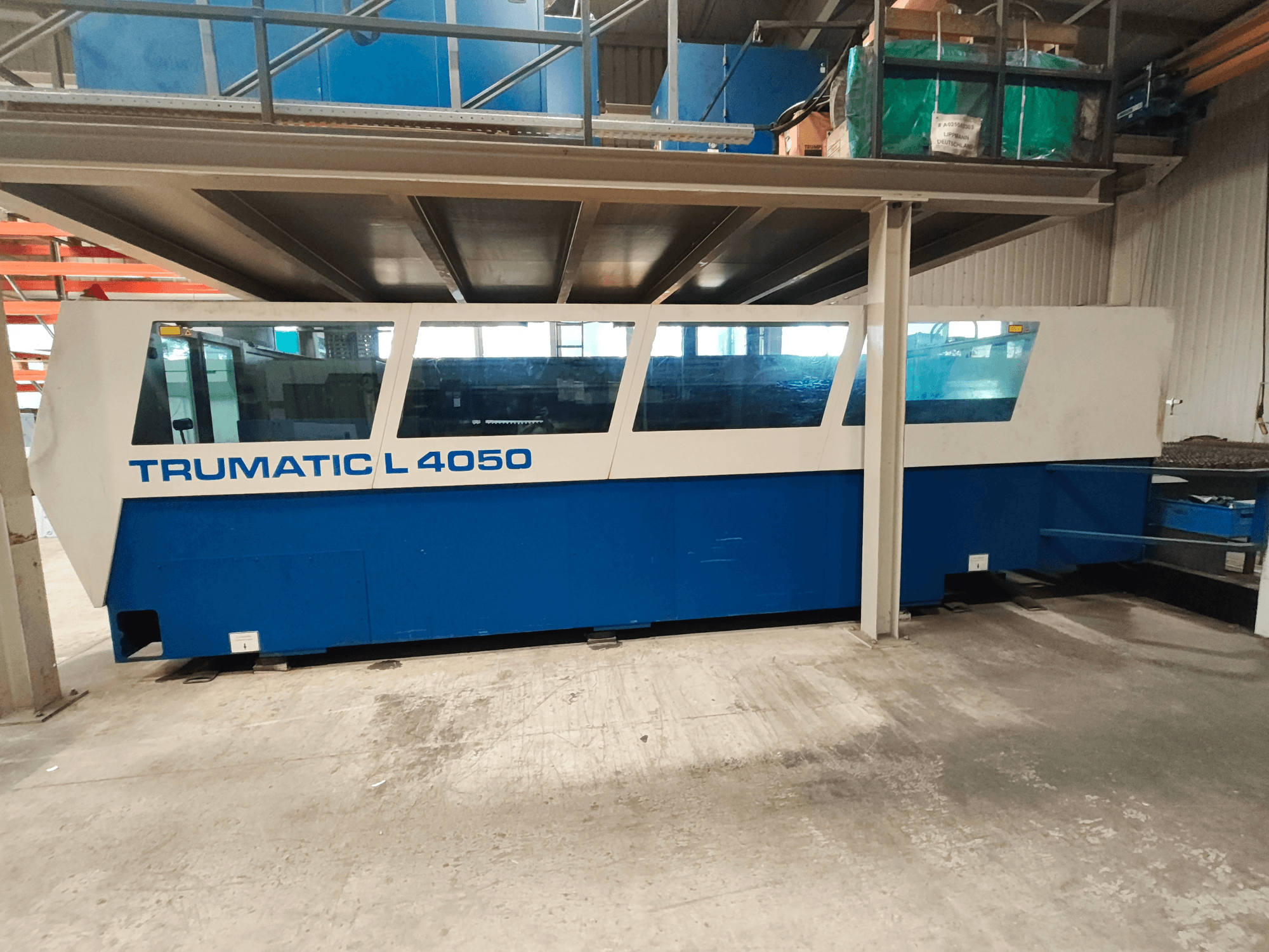 CO₂-Laserschneidmaschine TRUMPF TruLaser 450 in Seitenansicht, in blau-weißer Farbgebung, mit sichtbarem Bedienfeld und Arbeitsbereich.