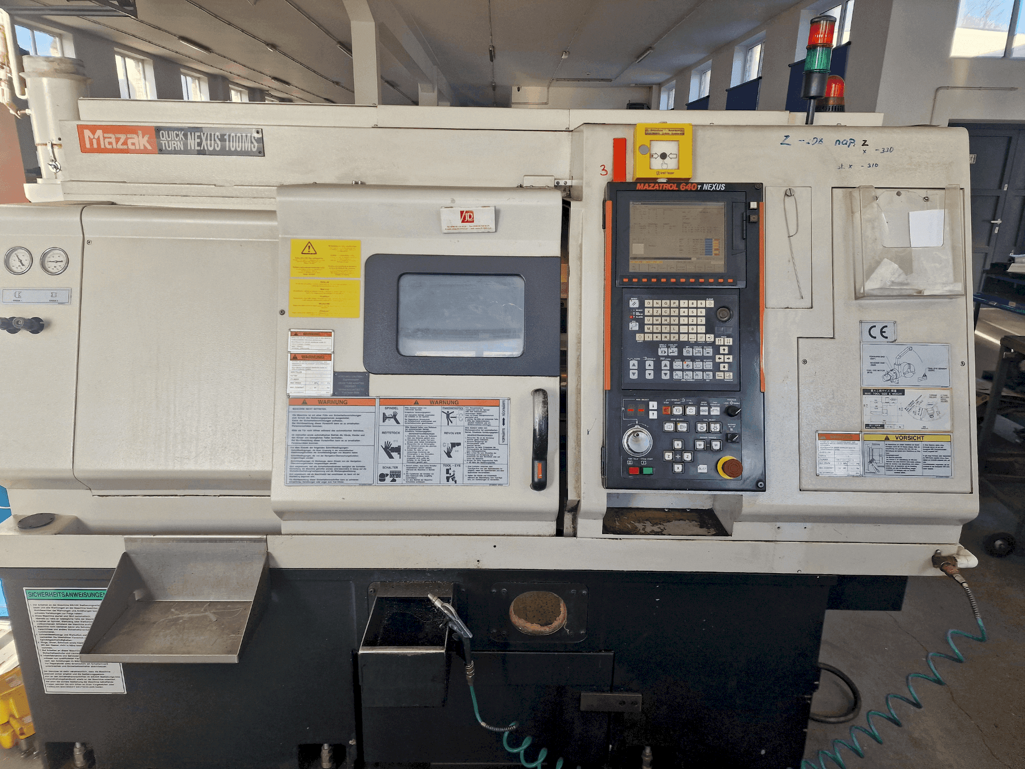 Frontansicht der Mazak QTN-100 MS Maschine