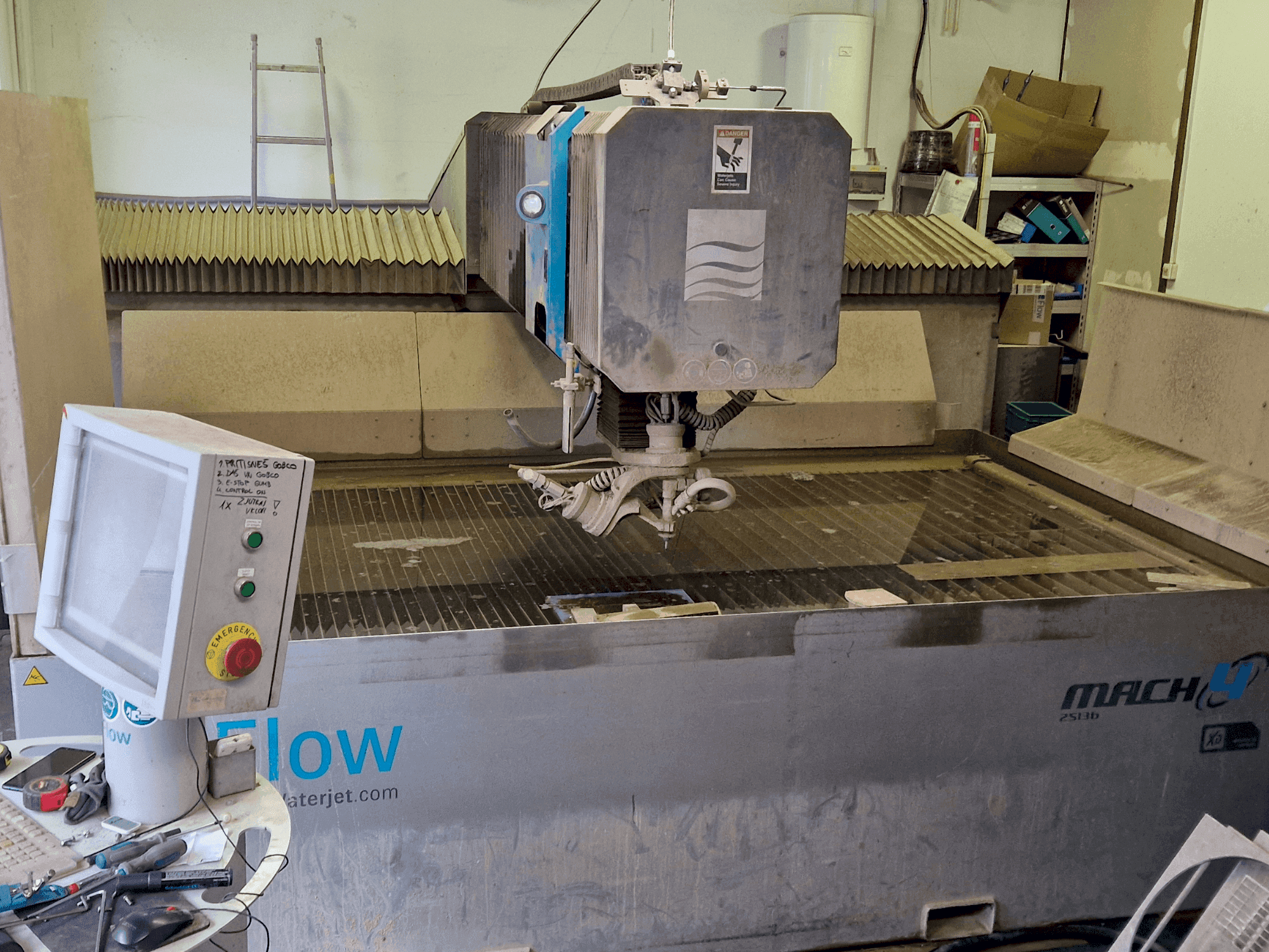 Frontansicht der Flow Mach 4 B Maschine