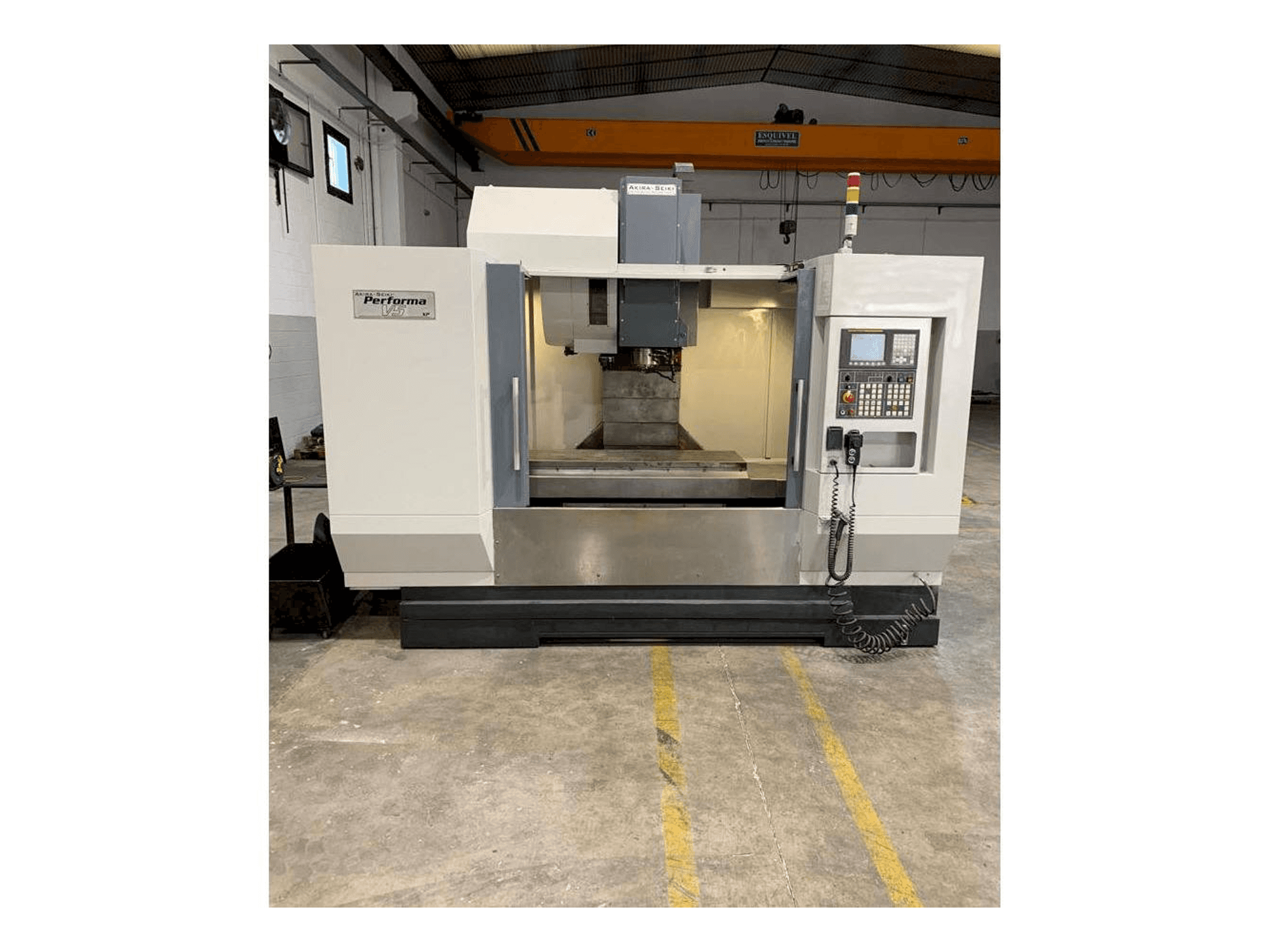 Frontansicht der Akira Seiki V5 XP Maschine