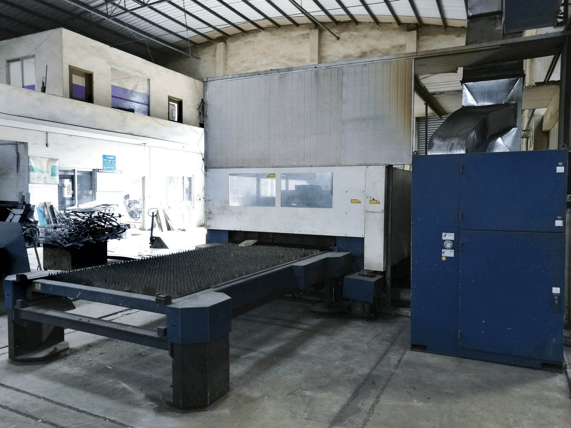 Rechte Tischansicht der Trumpf TruLaser L3030 Maschine