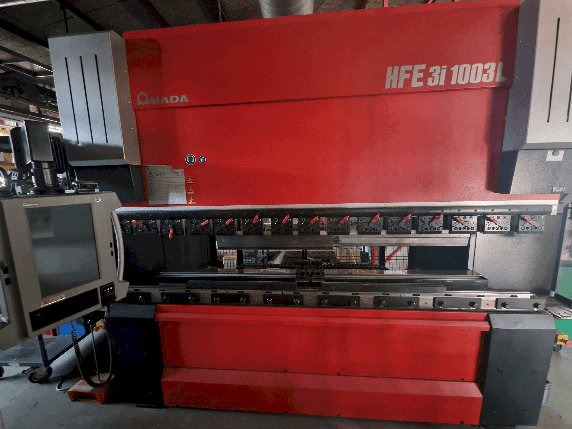 Frontansicht der AMADA HFE 3L 1003 Maschine
