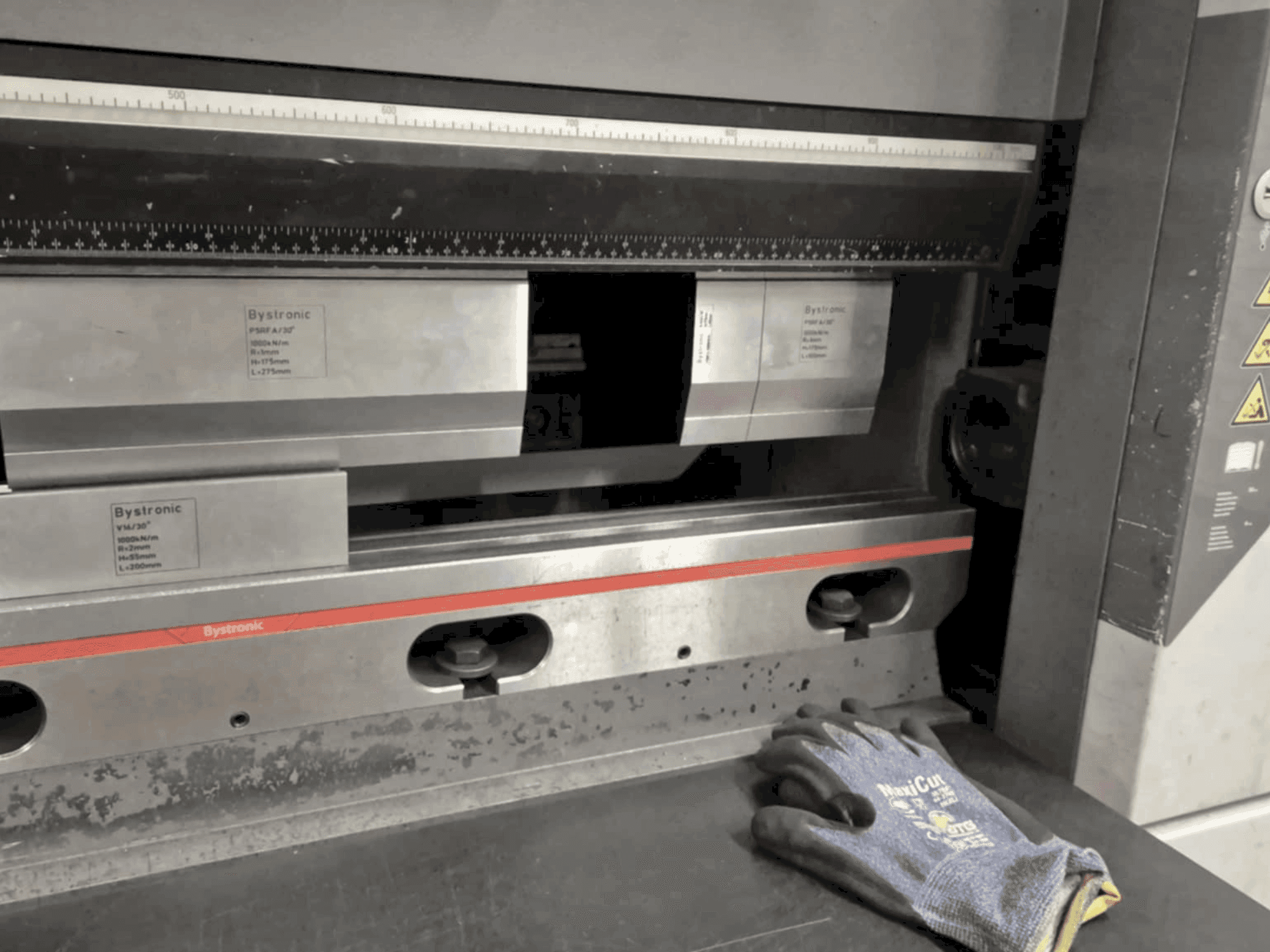 Frontansicht der Bystronic Xpert 40/1030 Maschine