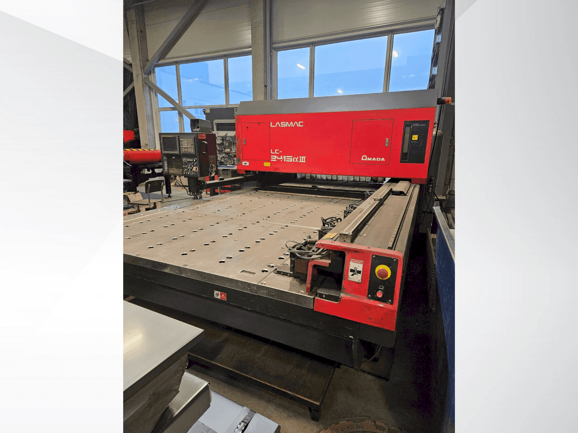 Frontansicht der AMADA LC 2415 A3 Maschine
