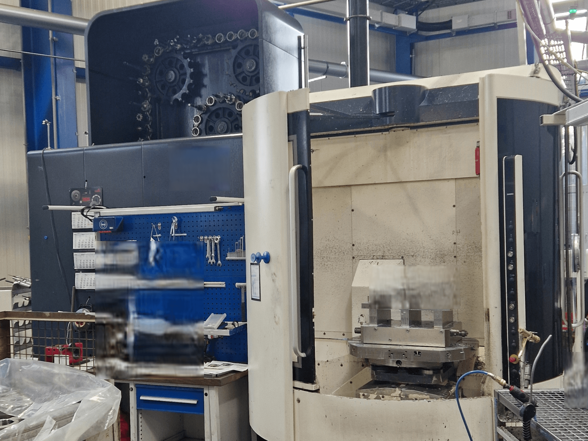 DMG DMC80U DuoBlock Universal-Bearbeitungszentrum, Vorderansicht, mit Bedienfeld und Arbeitsbereich mit Werkzeugzubehör.