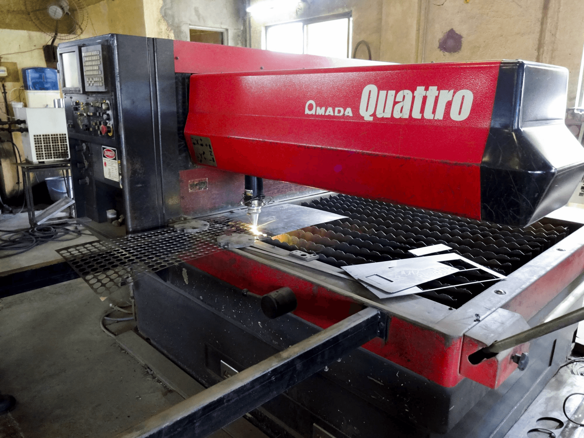 Seitenansicht der AMADA Quattro AF1000E Maschine