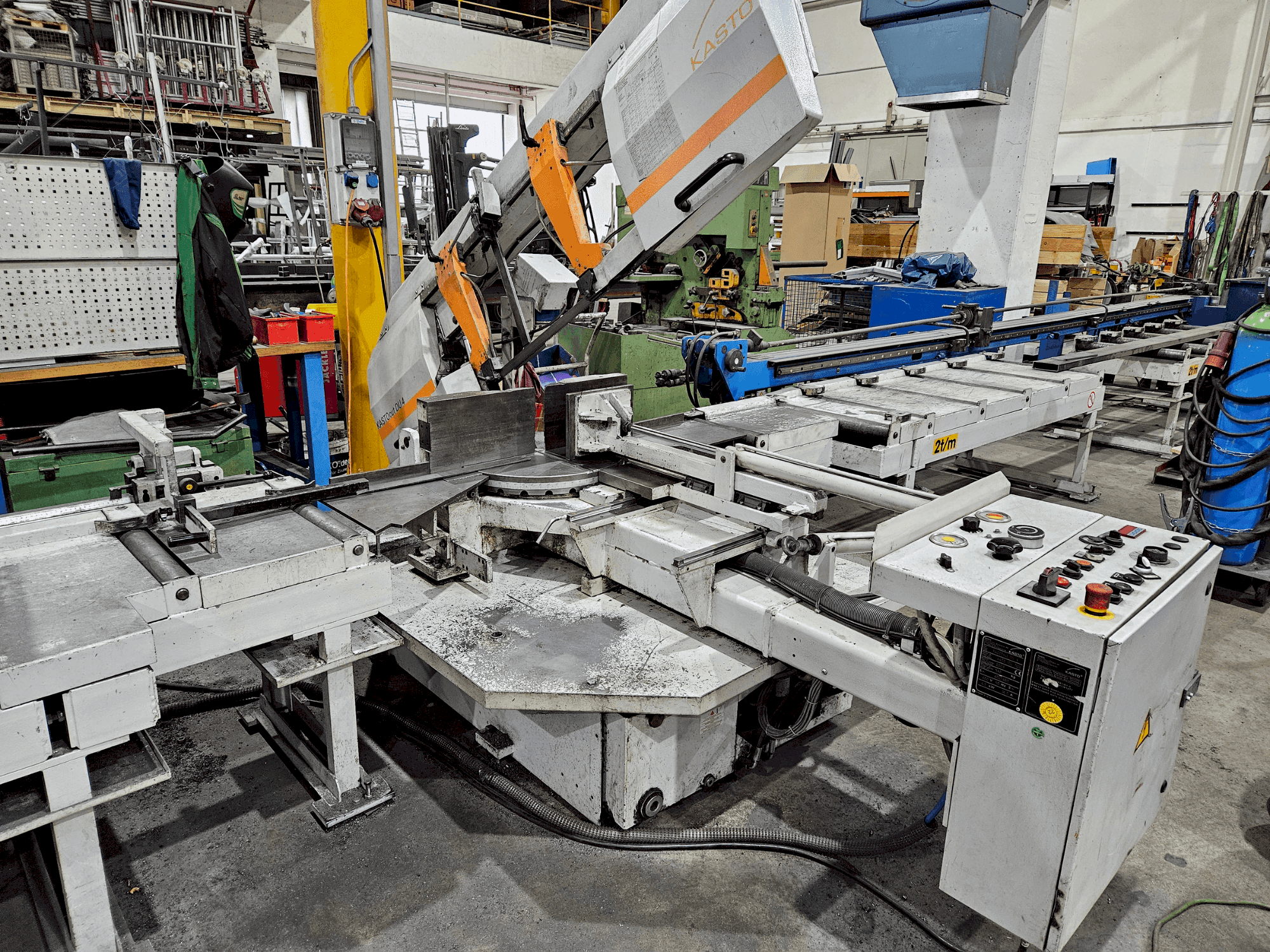 Frontansicht der KASTO cut DU 4 Maschine