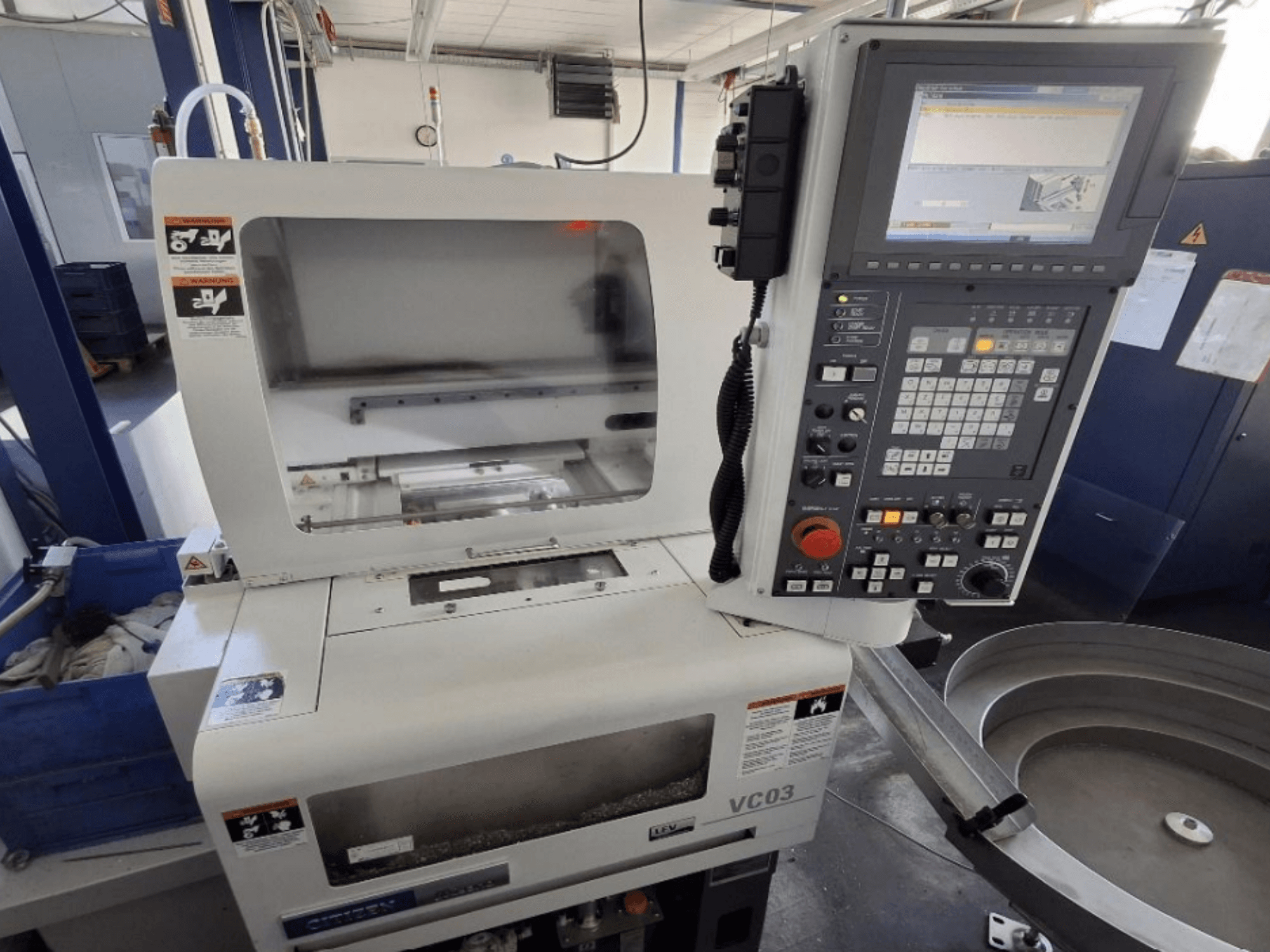 Citizen MIYANO VC-03 Horizontal-Drehmaschine, Vorderansicht, mit Bedienfeld und Bearbeitungsbereich.