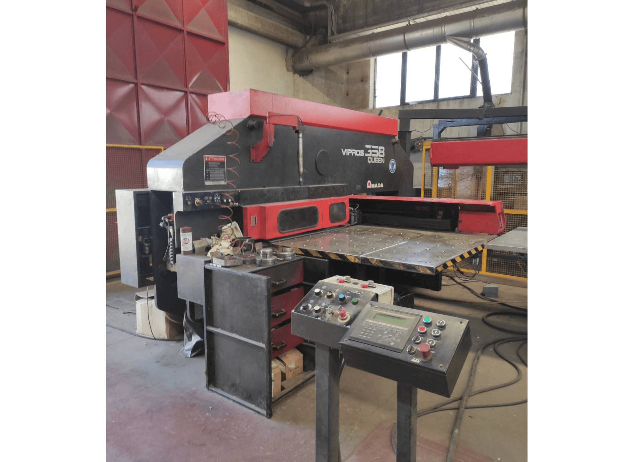 Frontansicht der AMADA VIPROS 358 Maschine