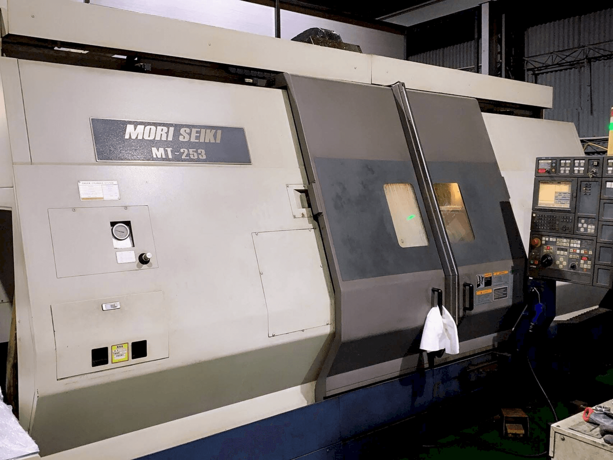 Frontansicht der MORI SEIKI MT 253 S Maschine
