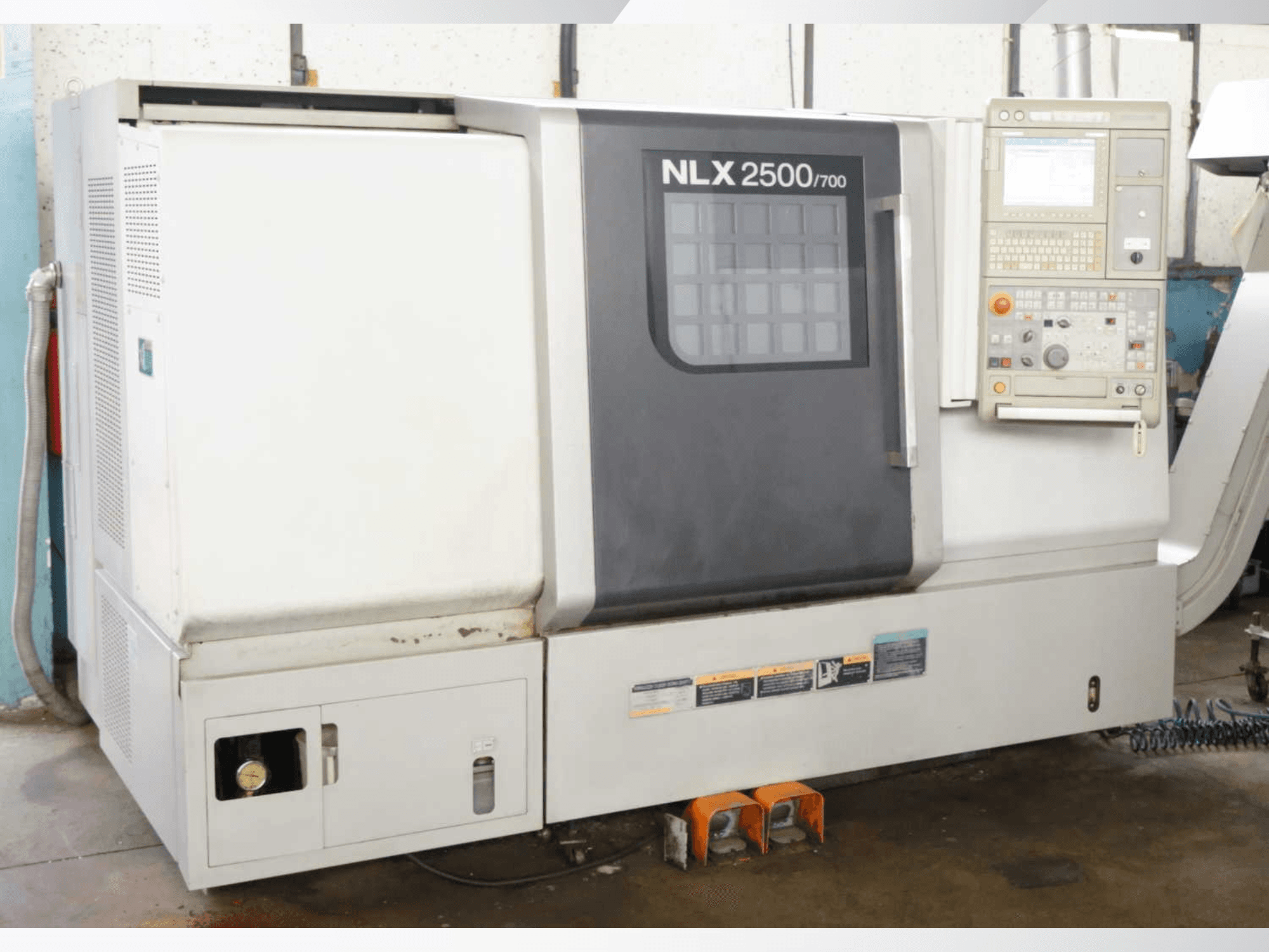 DMG MORI NLX 2500/700 Horizontal-Drehmaschine, Vorderansicht mit Bedienfeld und Maschinenausstattungsmerkmalen.
